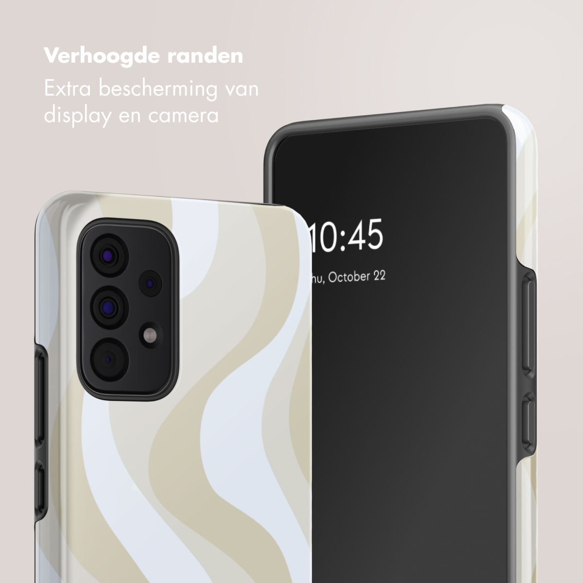 Due smartphone con custodie. Uno mostra un design a onde beige e bianco. L'altro mostra l'ora, 10:45, sullo schermo.