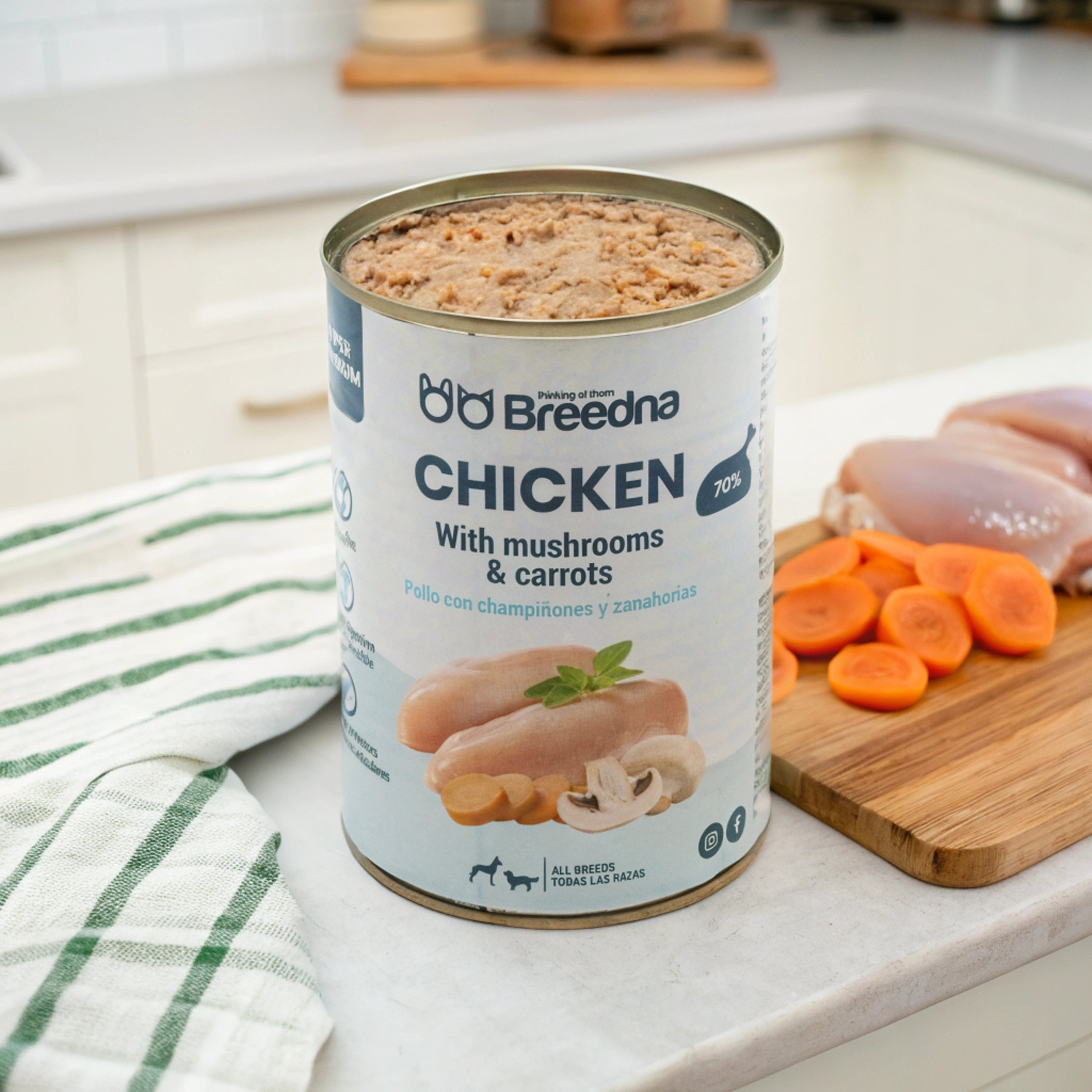 Una lata de comida para perros con la etiqueta 'Breedna Chicken' se encuentra junto a pollo, zanahorias y una toalla verde y blanca.