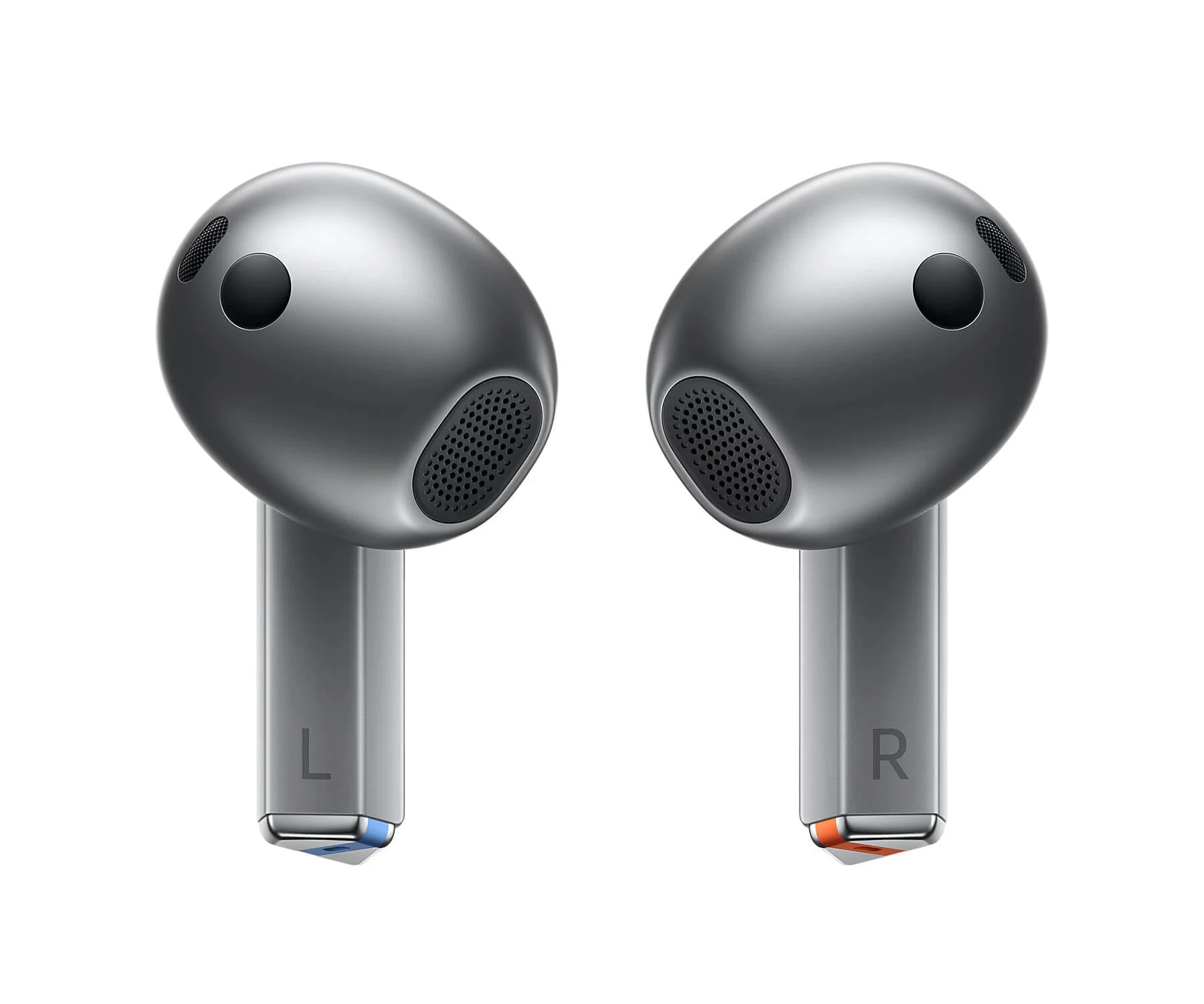 Dwa srebrne bezprzewodowe słuchawki z literami L i R na nóżkach. Tło jest białe.