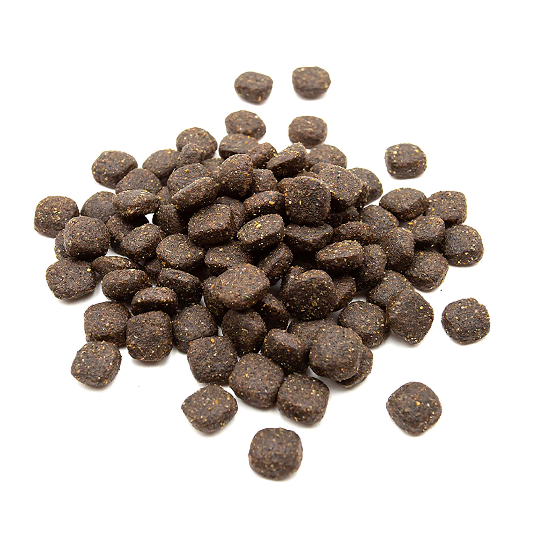 Montón de trozos de comida para perros marrones y cuadrados sobre un fondo blanco. Las piezas tienen motas claras.