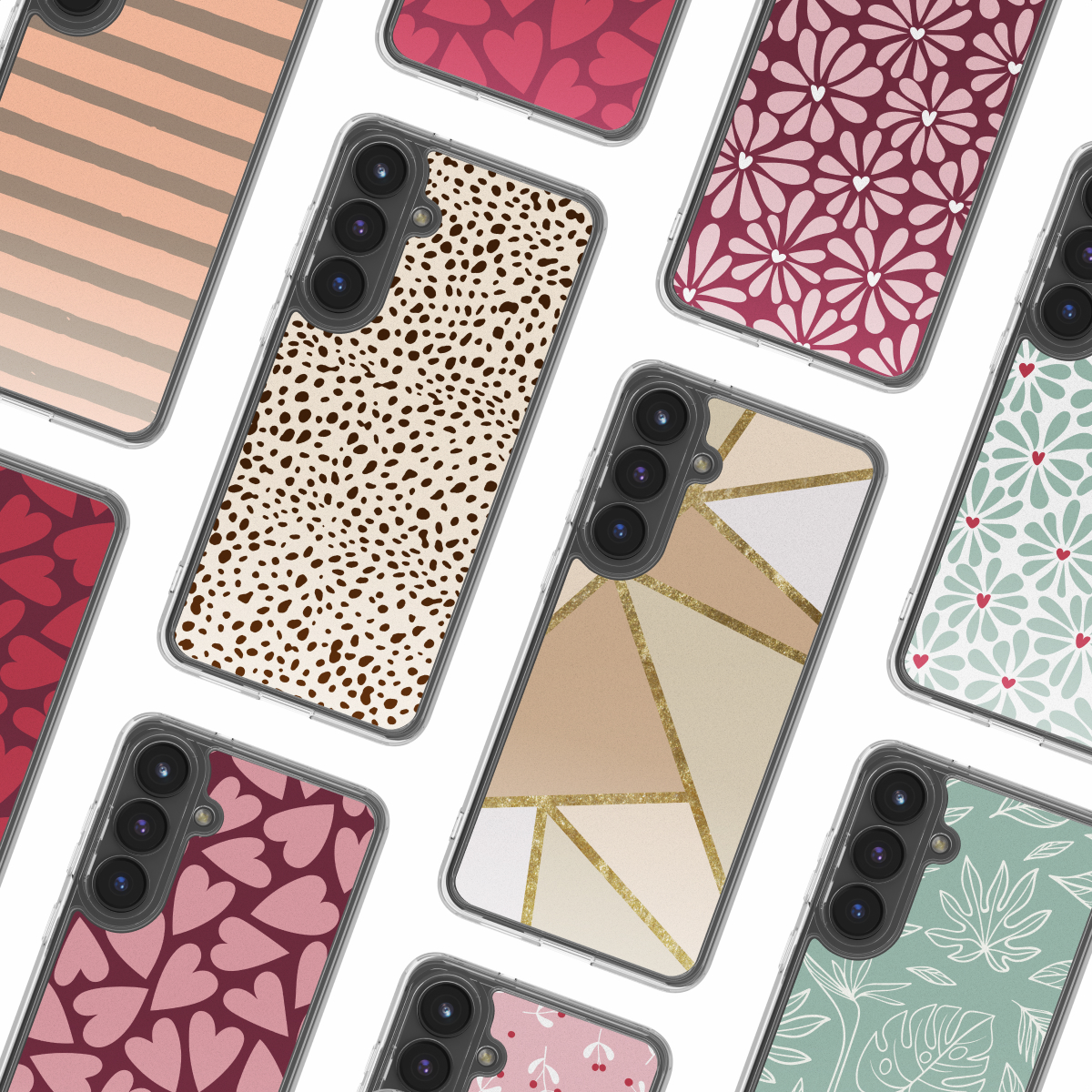 Een verzameling telefoonhoesjes, elk met een ander ontwerp, waaronder harten, bloemen, geometrische vormen en dierenprint, op een witte achtergrond.