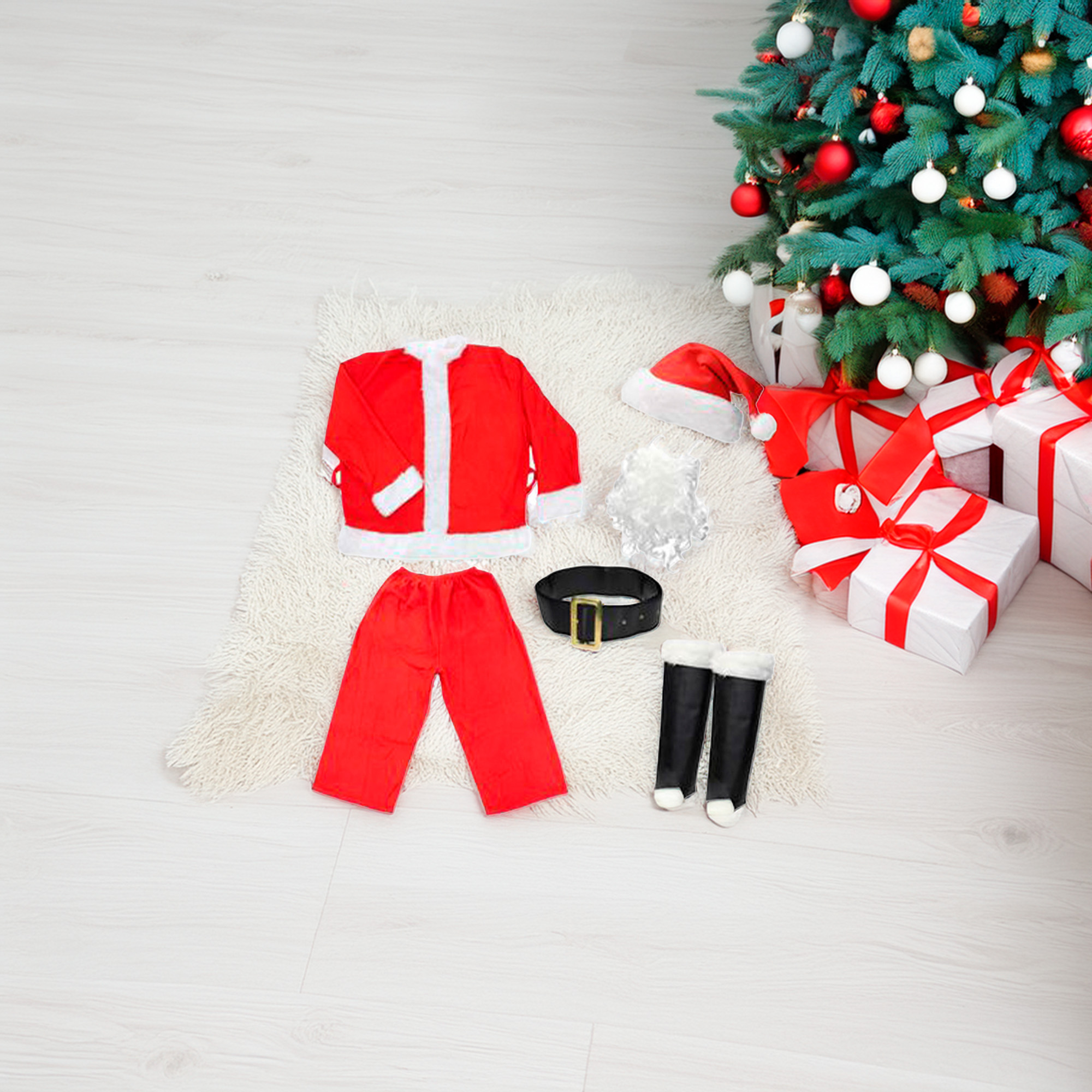 Traje de Papá Noel sobre una alfombra blanca. Un árbol de Navidad con adornos y regalos está en el fondo.