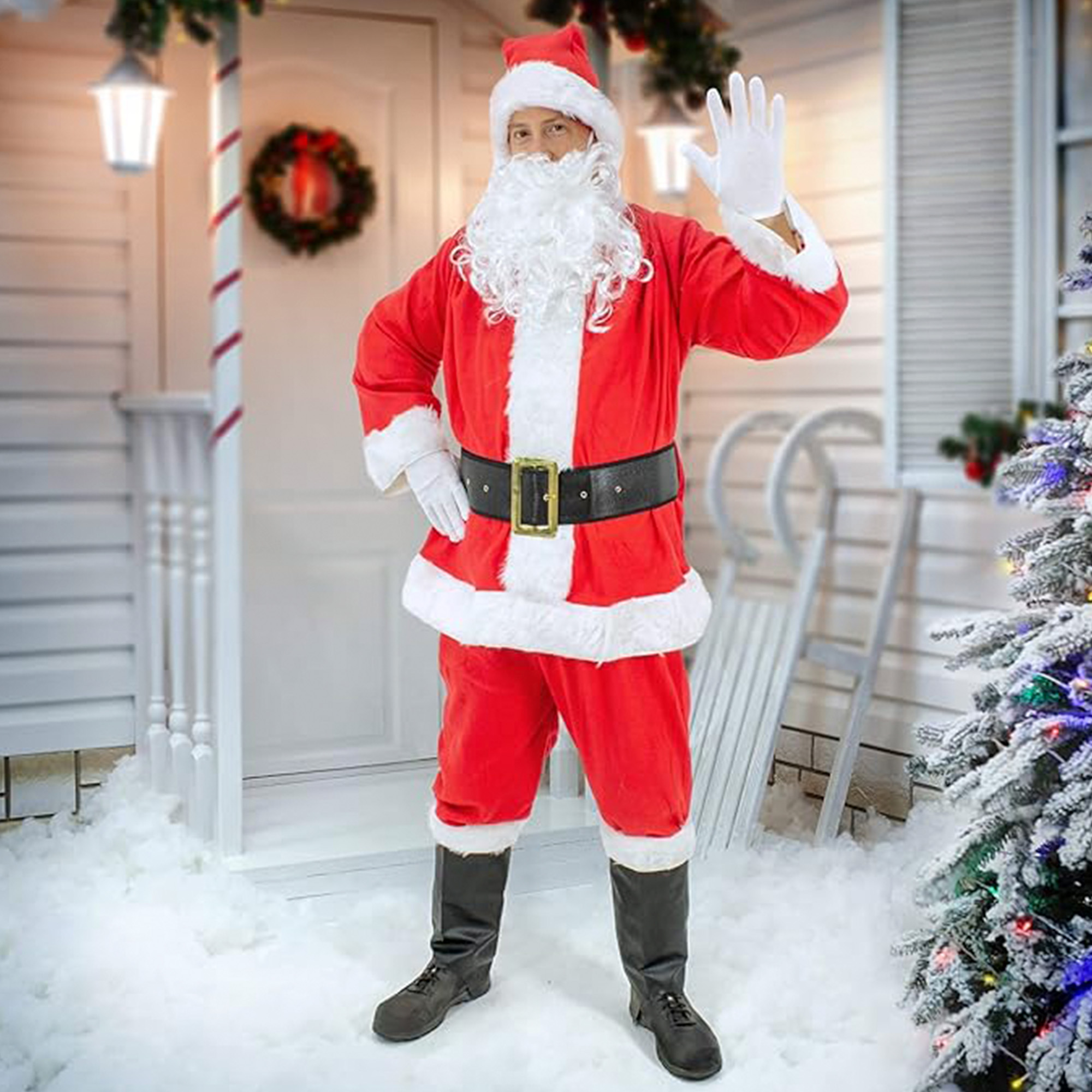 Papá Noel con traje rojo saludando. Barba blanca, guantes, gorro. Escena nevada, corona, árbol de Navidad y trineo.