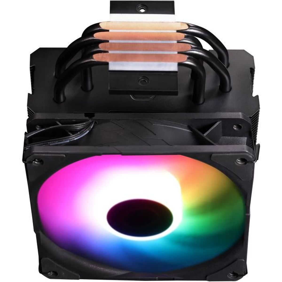 Ein schwarzer Computerkühler mit einem regenbogenfarbenen Lüfter. Kupfer-Wärmerohre und -Lamellen sind sichtbar. Der Kühler steht vor weißem Hintergrund.