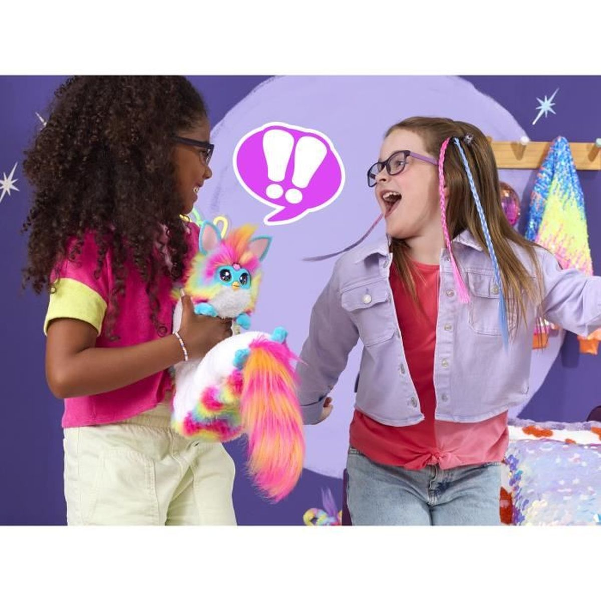Deux filles avec des lunettes tiennent un jouet coloré. L'une a les cheveux bouclés, l'autre des tresses. Une bulle de dialogue violette est au-dessus.