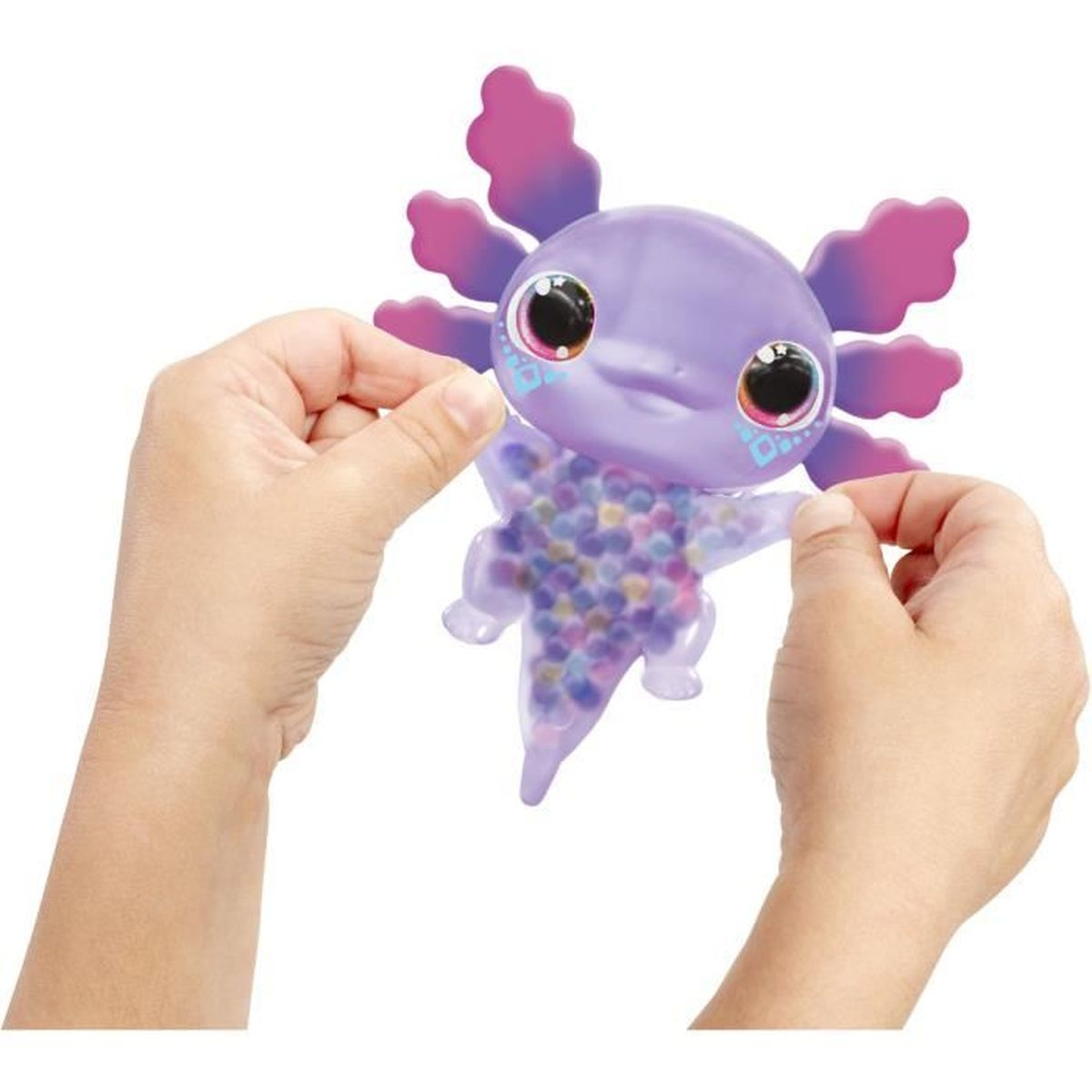 Des mains tiennent un jouet axolotl violet. L'axolotl a des accents roses et un corps transparent rempli de perles colorées.