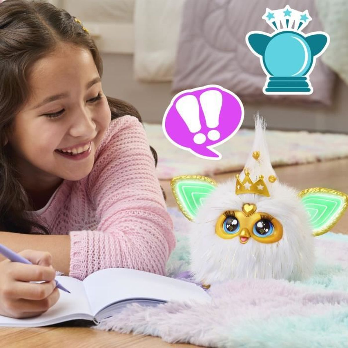 Ein Mädchen schreibt in ein Notizbuch, während sich ein weißes Furby-Spielzeug mit goldener Krone auf einem bunten Teppich befindet. Sprechblasen sind im Hintergrund.
