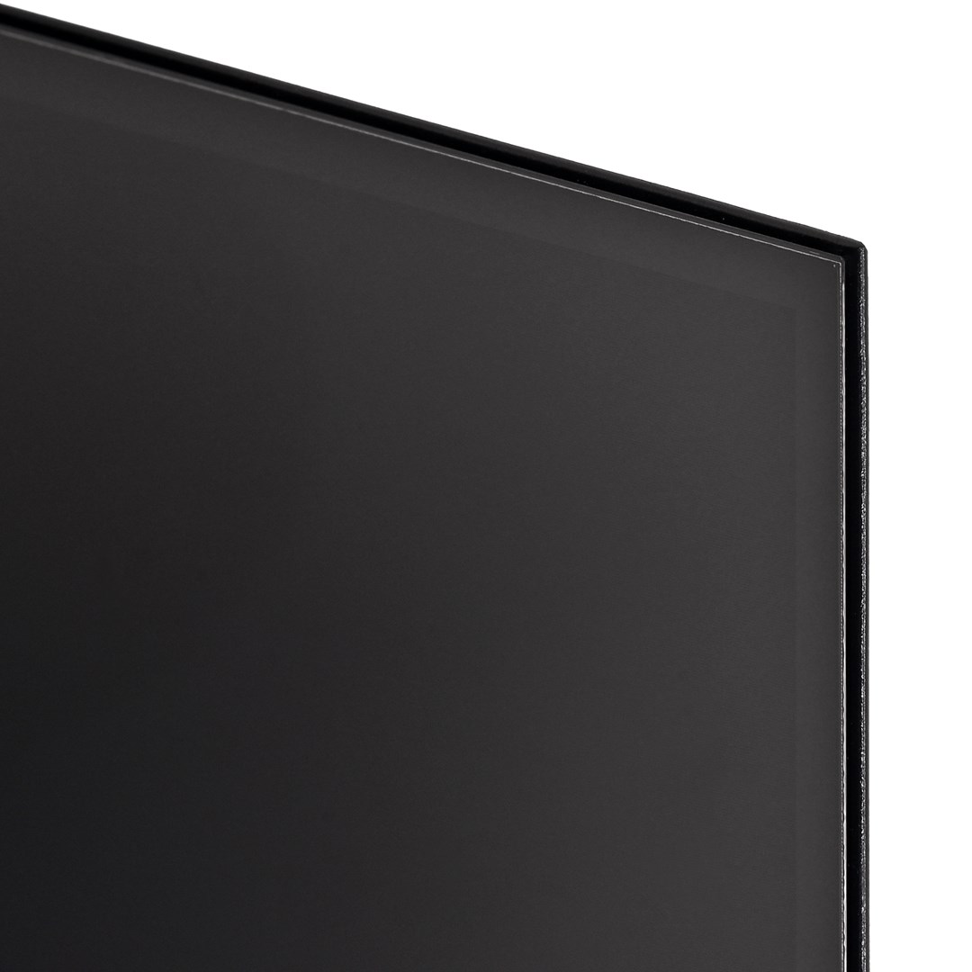 Primer plano de un objeto negro rectangular con un borde oscuro y delgado. El fondo es blanco, con alto contraste.