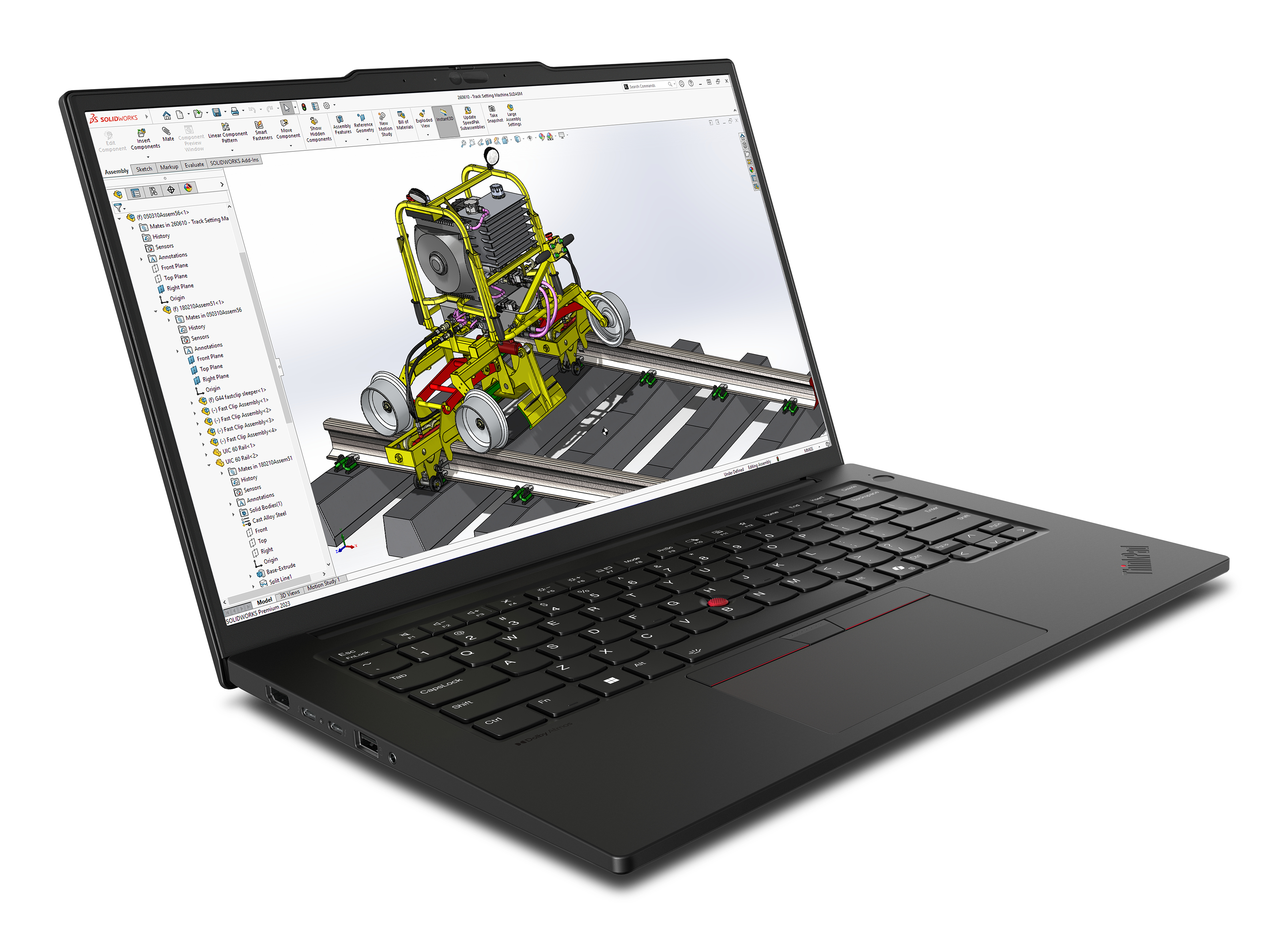 Un laptop mostra un modello 3D di una macchina posa binari gialla e rossa. Il laptop è nero.