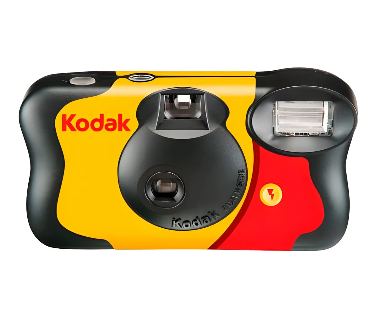 Una cámara desechable Kodak amarilla y negra. Acentos rojos en el lado derecho, un flash y el logotipo de Kodak son visibles.