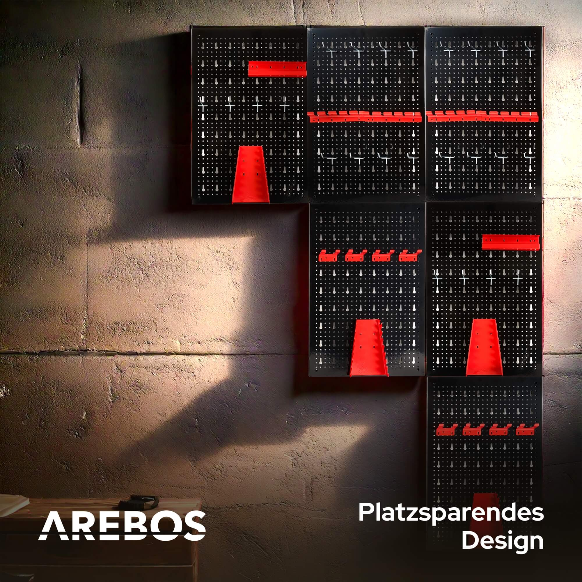 Schwarze Lochwand-Wandorganizer mit roten Zubehörteilen vor einer strukturierten braunen Wand, AREBOS-Logo unten.