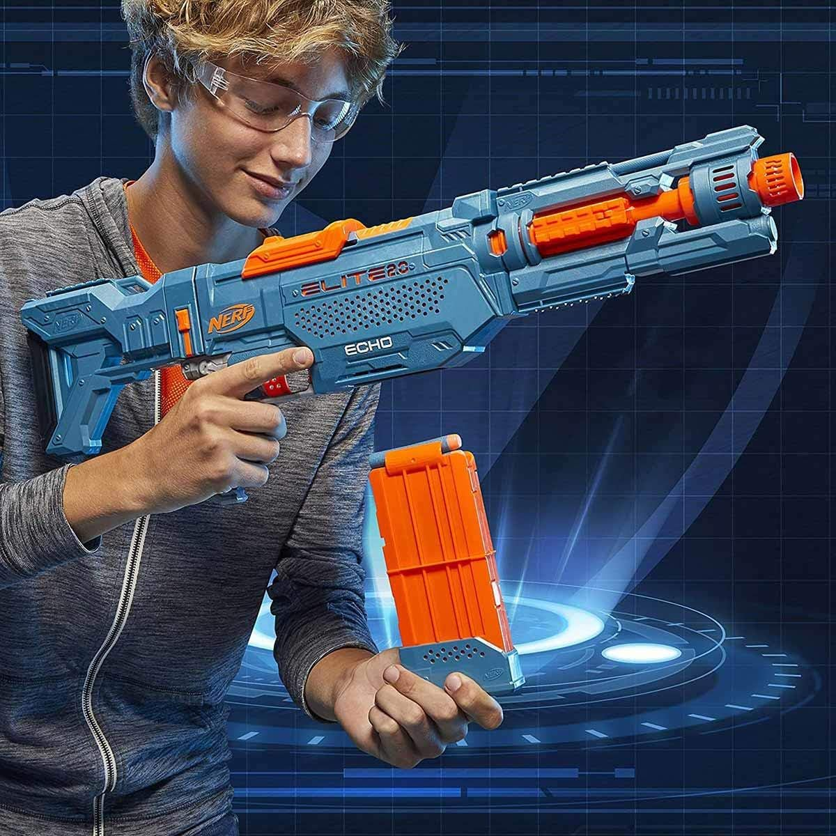 Ein Junge mit Brille hält eine blau-orange Spielzeugpistole und ein orangefarbenes Magazin. Der Hintergrund ist ein blaues Tech-Design.