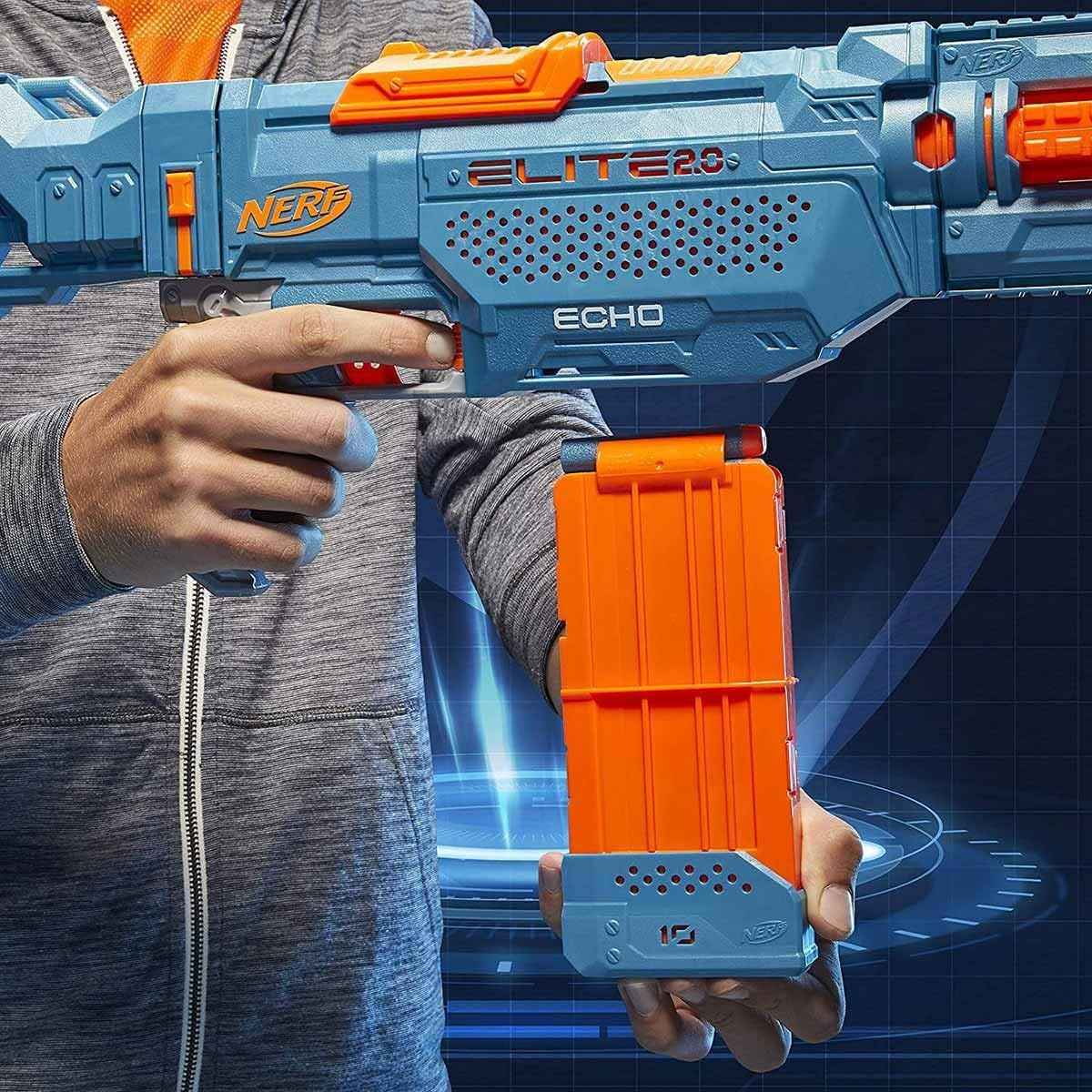 Eine Person hält eine blau-orangefarbene Nerf-Gun mit einem Magazin. Die Waffe ist mit 'Elite 2.0 Echo' beschriftet.