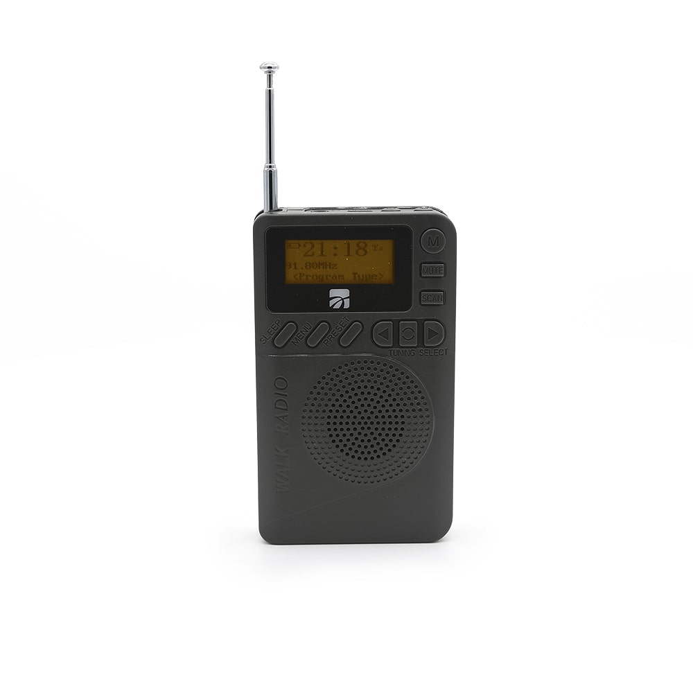 Una radio portatile nera è centrata su una superficie bianca. Visualizza l'ora e la stazione radio. Un'antenna si estende verso l'alto.
