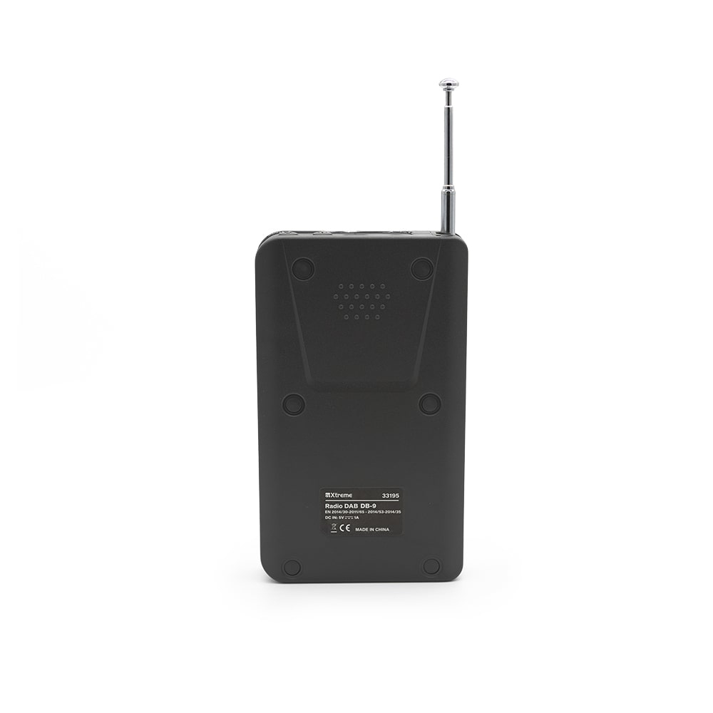 Una radio Xtreme DAB DB-9 nera su sfondo bianco. Ha un'antenna argentata, diversi pulsanti rotondi e testo in basso.