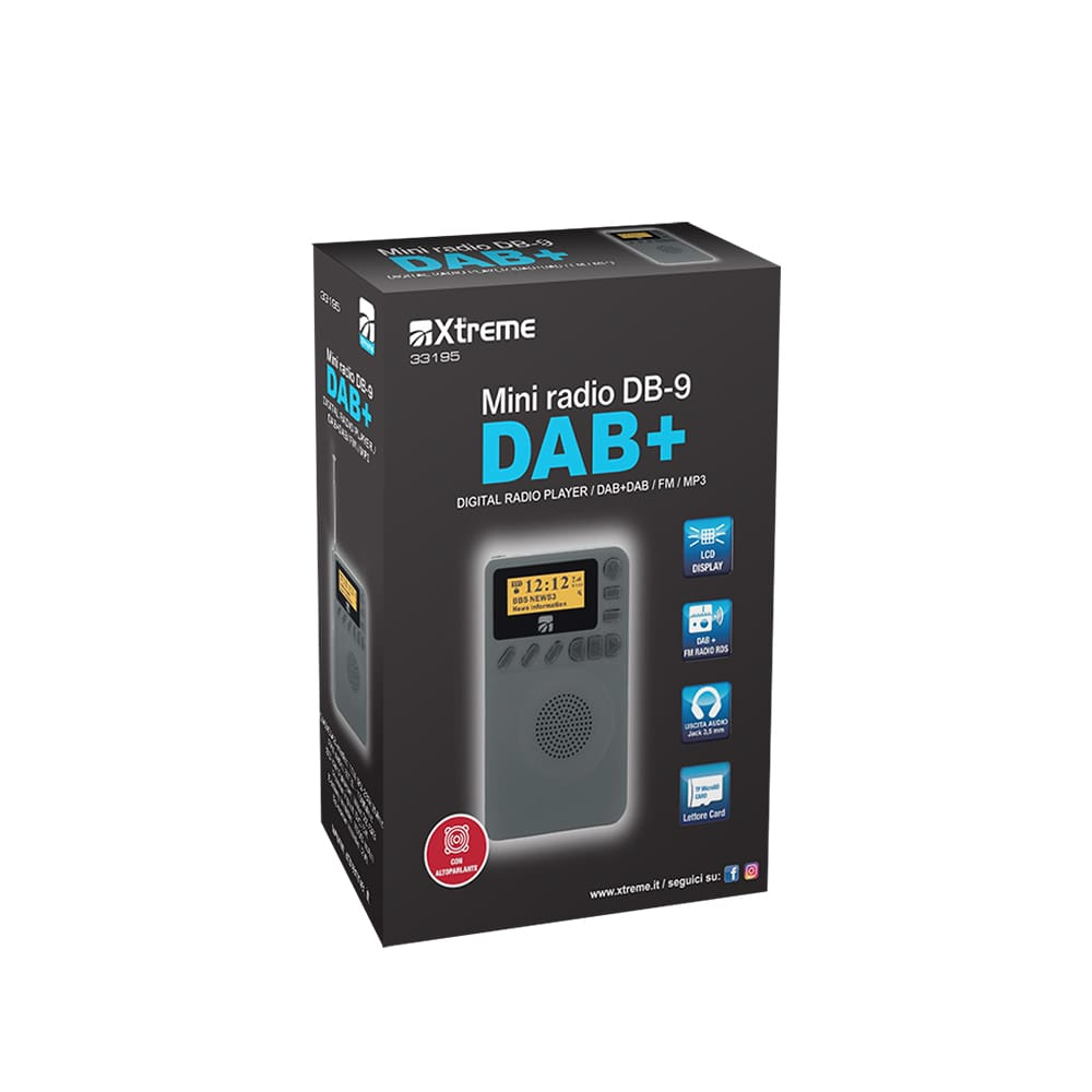 Una scatola con una mini radio DB-9 DAB+. Ha una radio grigia, un display LCD e il marchio è Xtreme. La scatola è bianca e nera.
