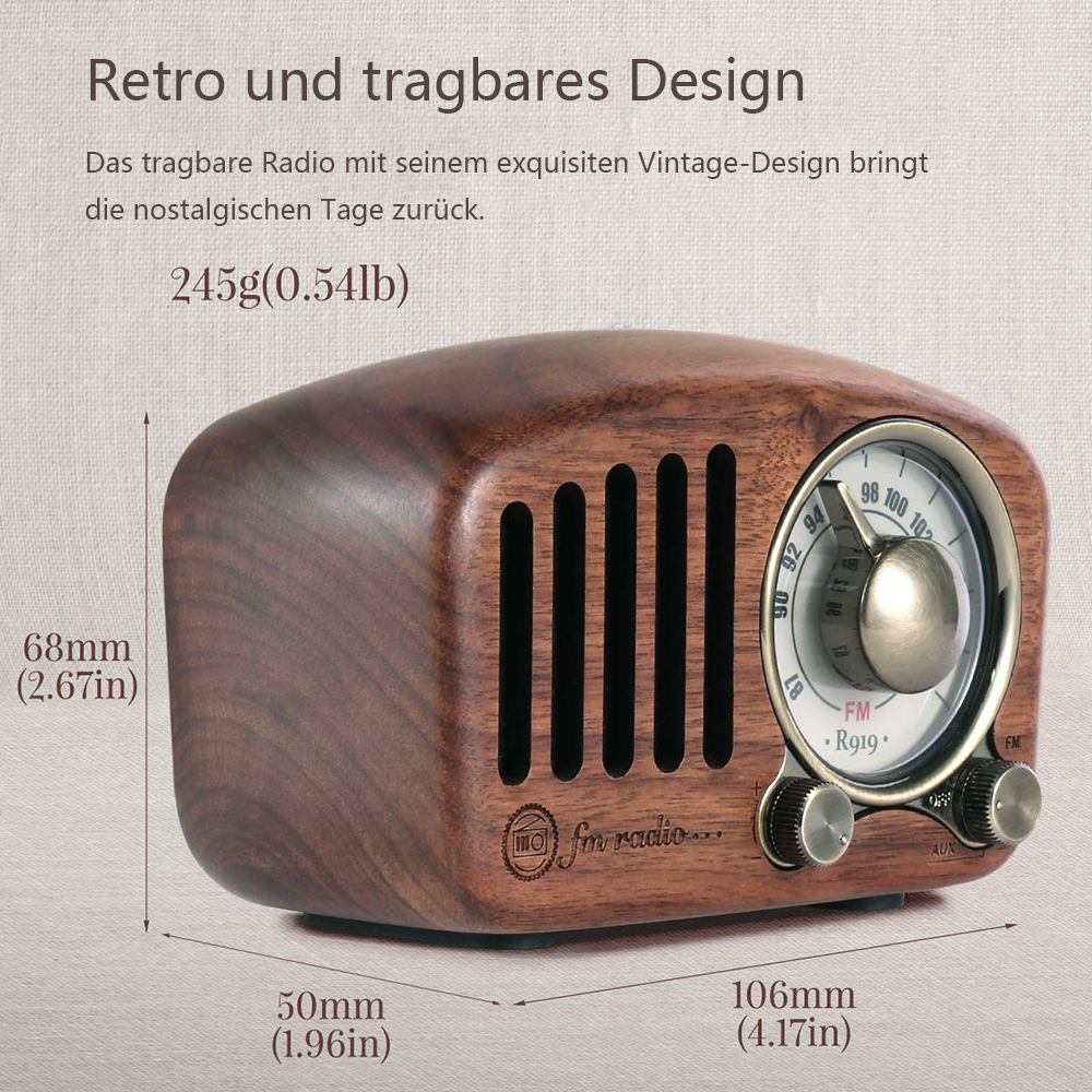 Ein Vintage-Holzradio. Es hat ein Zifferblatt, Knöpfe und Lautsprecheröffnungen. Abmessungen und Gewicht sind angegeben. Text: Retro und tragbares Design.