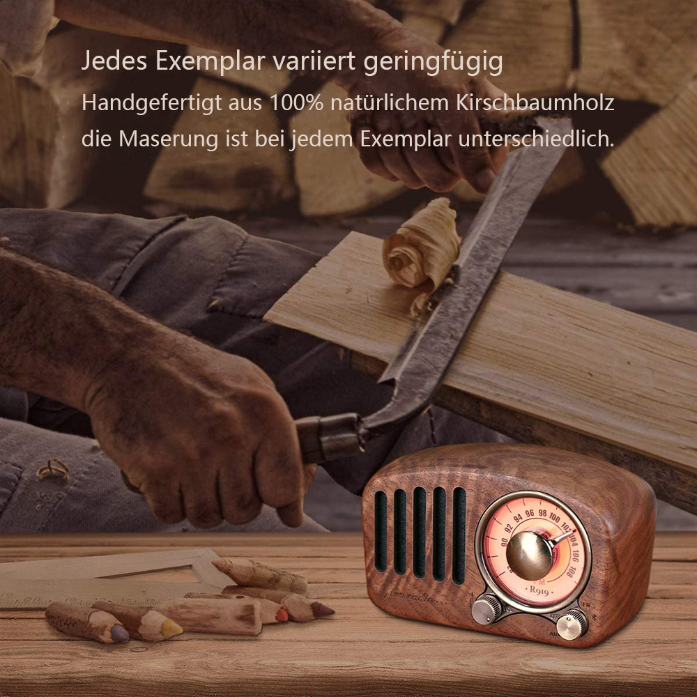 Ein Handwerker schnitzt Holz, ein Vintage-Radio steht auf einem Holztisch mit Bleistiften. Szene deutet auf Handarbeit hin.