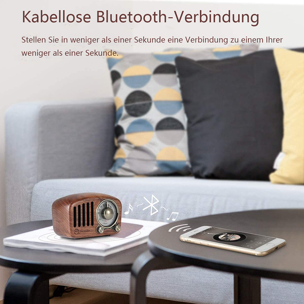 Ein Holzradio und ein Smartphone auf einem Tisch. Im Hintergrund eine Couch mit Kissen. Bluetooth-Symbol und Noten sichtbar.