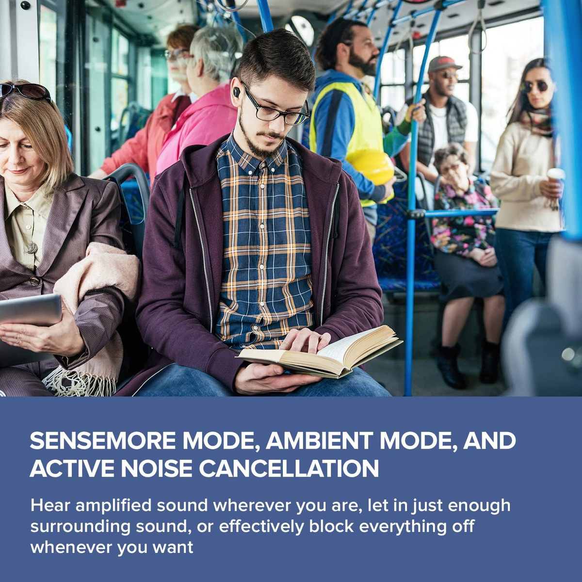 Un uomo legge su un autobus, con occhiali e auricolari. Passeggeri sullo sfondo. Testo: Modalità Sensemore, Modalità Ambiente e ANC.