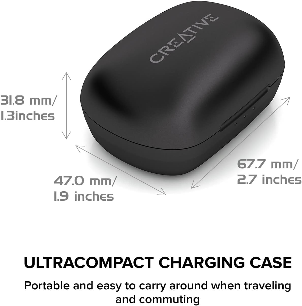 Una custodia di ricarica Creative nera con dimensioni. Il testo recita 'ULTRACOMPACT CHARGING CASE'. La custodia è per uso portatile in viaggio.