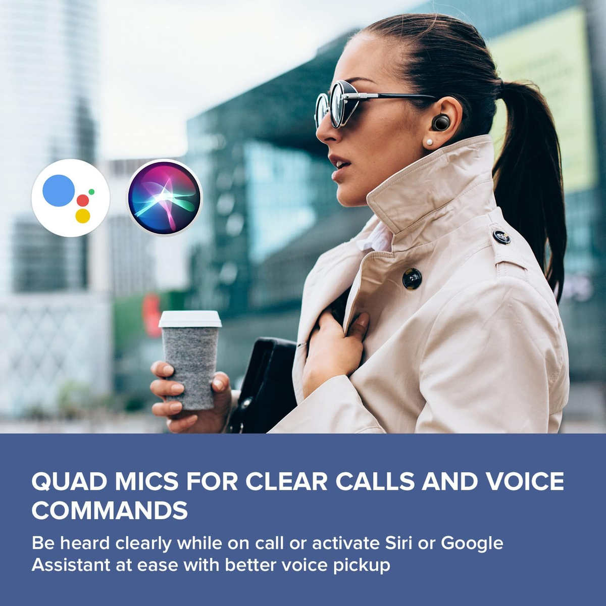 Una donna con occhiali da sole e auricolari tiene un caffè, con icone di Siri e Google Assistant. Testo: Chiamate chiare e comandi vocali.