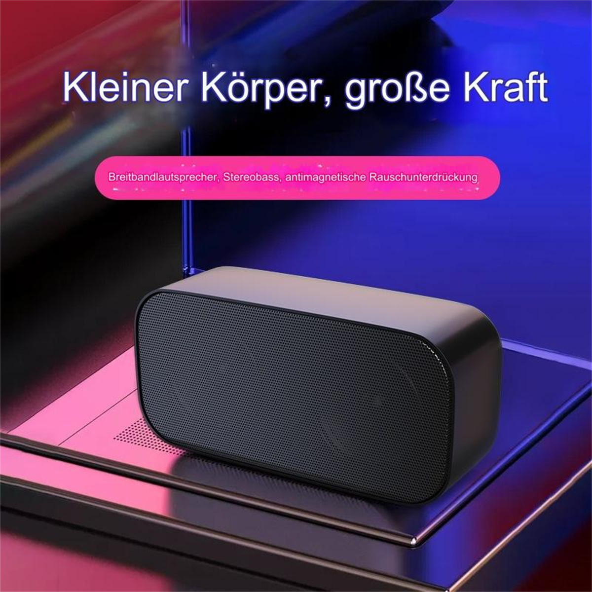 Ein schwarzer Lautsprecher mit Mesh-Front steht auf einer reflektierenden Oberfläche. Der Text oben lautet 'Kleiner Körper, große Kraft'.
