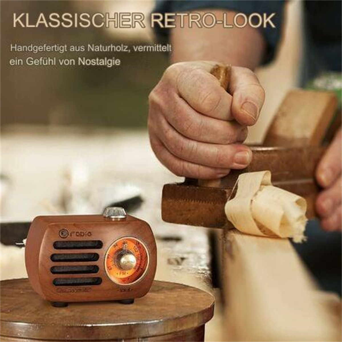 Ein Holzradio steht auf einem Tisch, während eine Person Holz hobelt. Das Radio hat ein oranges Zifferblatt. Holzspäne kräuseln sich von der Hobelbank.