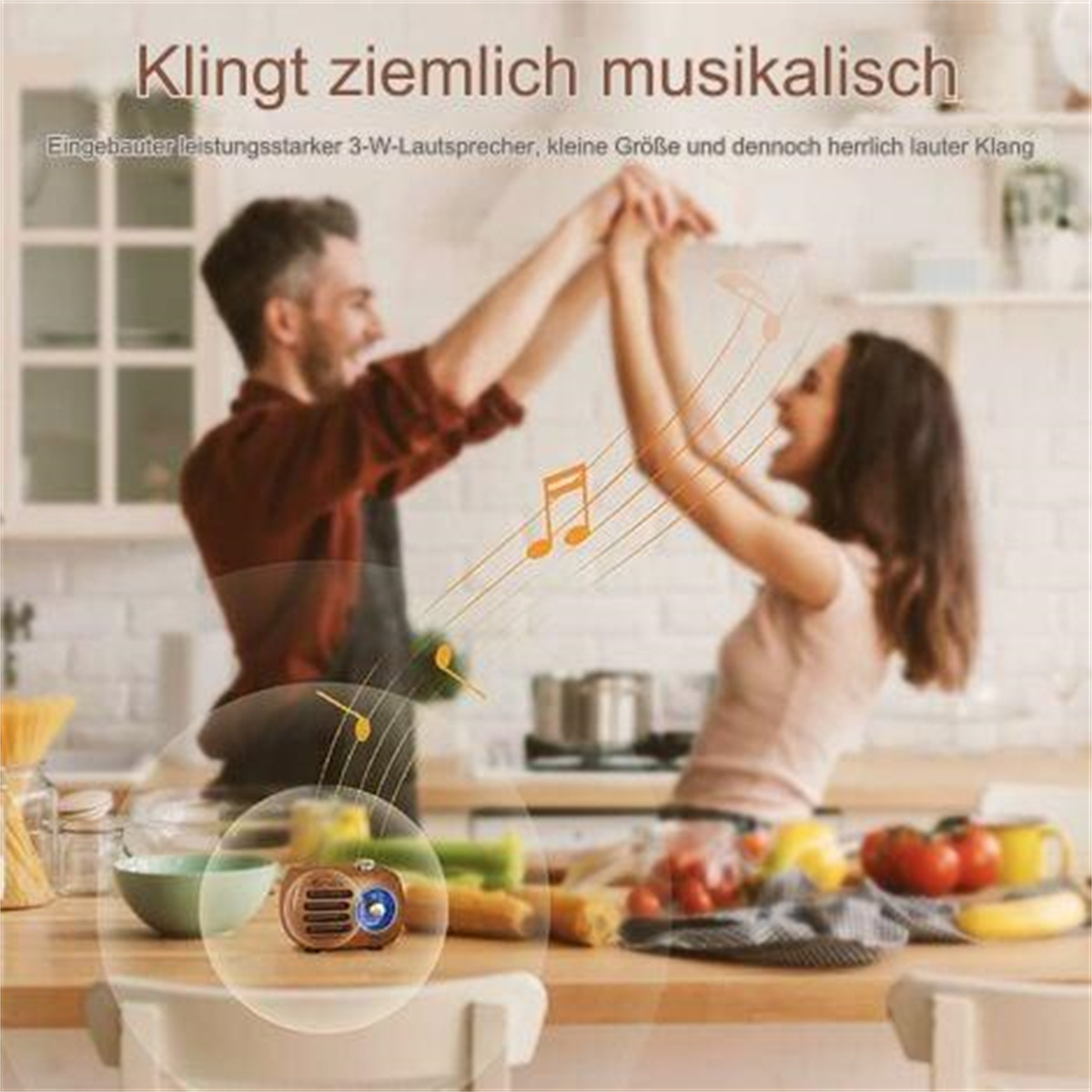Ein Paar tanzt in einer Küche. Vorne steht ein Lautsprecher auf dem Tisch. Musiknoten überlagern das Bild. Verschiedene Lebensmittel sind vorhanden.