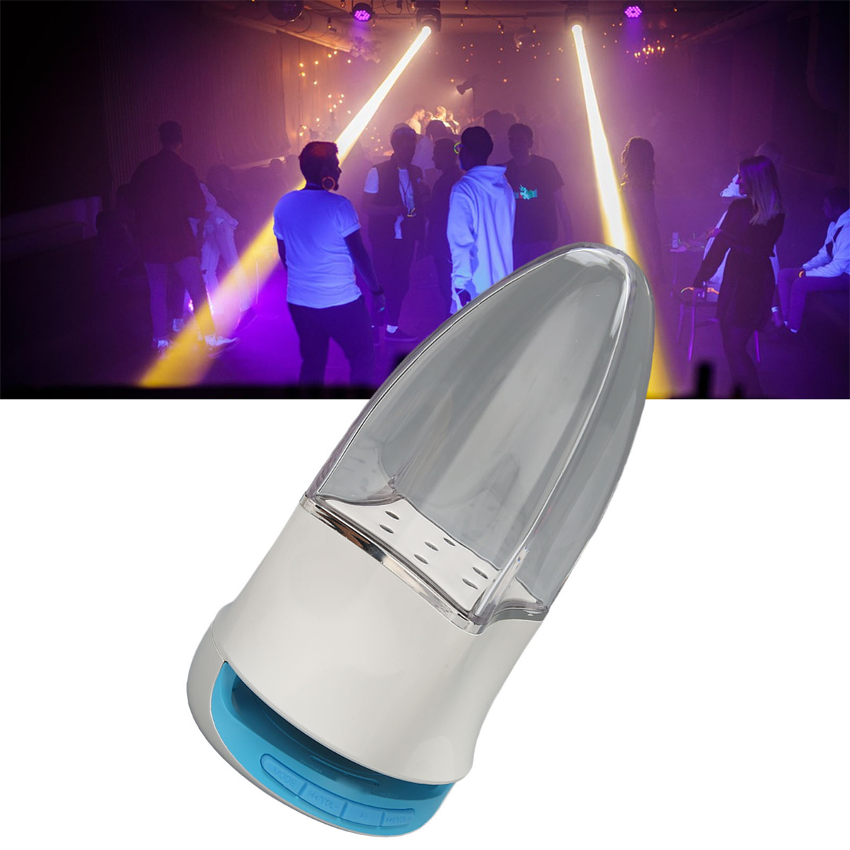 Ein weiß-grauer Lautsprecher mit blauem Sockel im Vordergrund. Ein verschwommener Hintergrund zeigt einen Club mit Personen und Scheinwerfern.