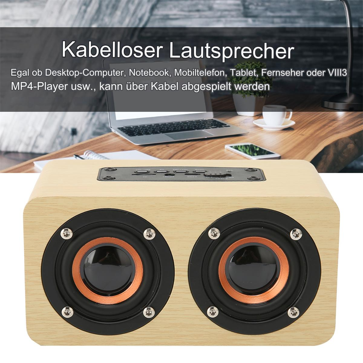 Holzlautsprecher mit zwei runden Lautsprechern. Ein Laptop, ein Telefon und eine Tasse stehen auf einem Holztisch im Hintergrund.