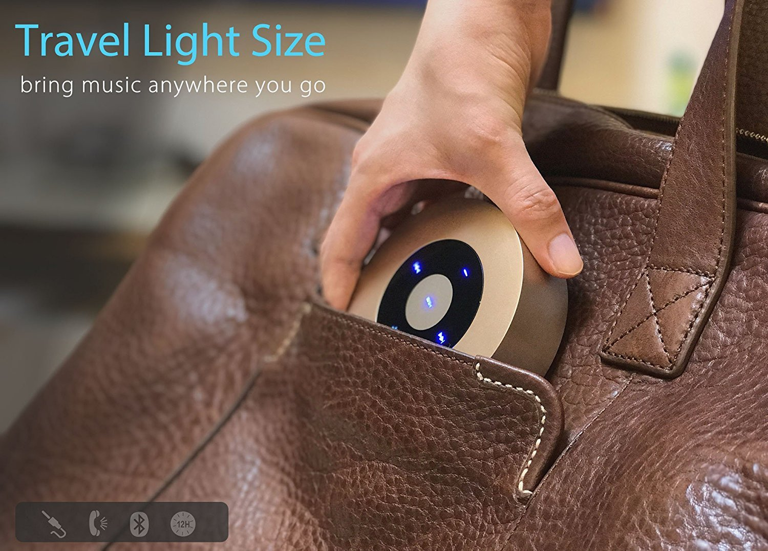 Eine Hand legt einen goldenen Lautsprecher in eine braune Ledertasche. Der Lautsprecher hat blaue Lichter. Text: 'Travel Light Size'.
