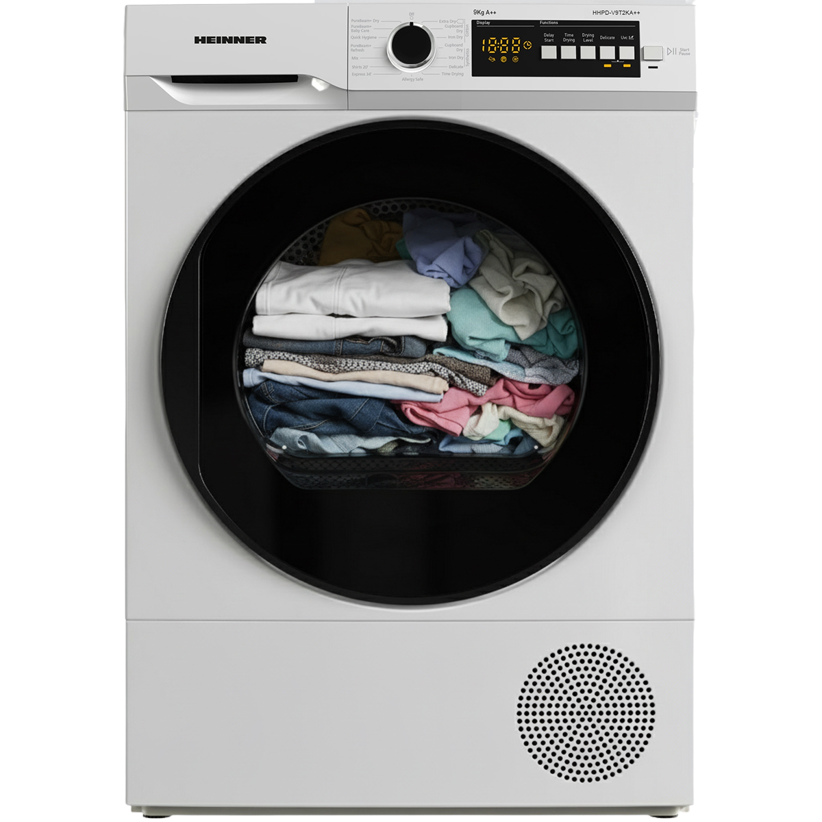 Een witte Heinner-droger met een zwarte deur. Binnenin zijn diverse gekleurde kleren opgestapeld. Het bedieningspaneel toont instellingen.