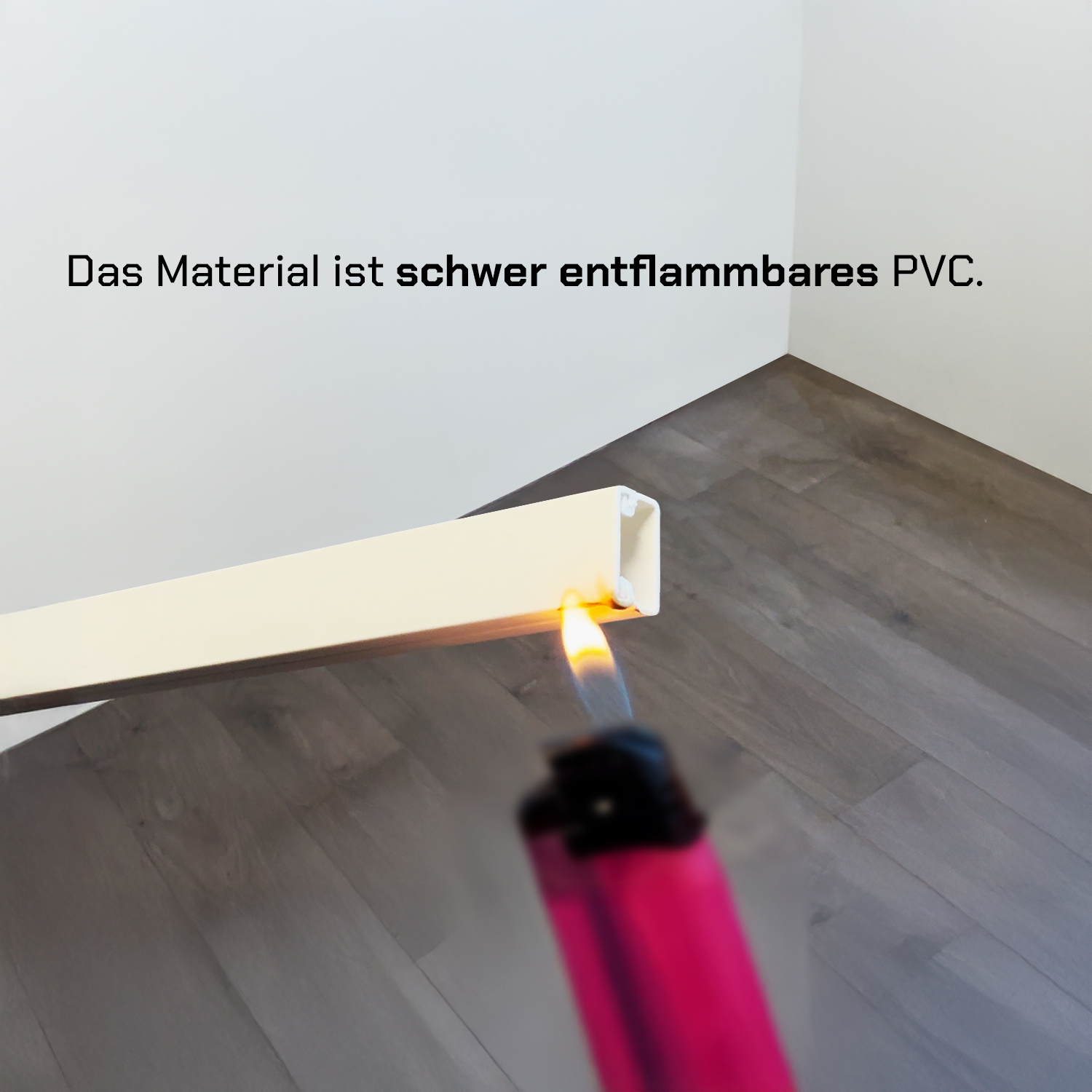 Ein Feuerzeug wird in der Nähe eines cremefarbenen PVC-Materials gehalten. Das Material wird auf Entflammbarkeit getestet. Im Hintergrund dunkler Holzboden.