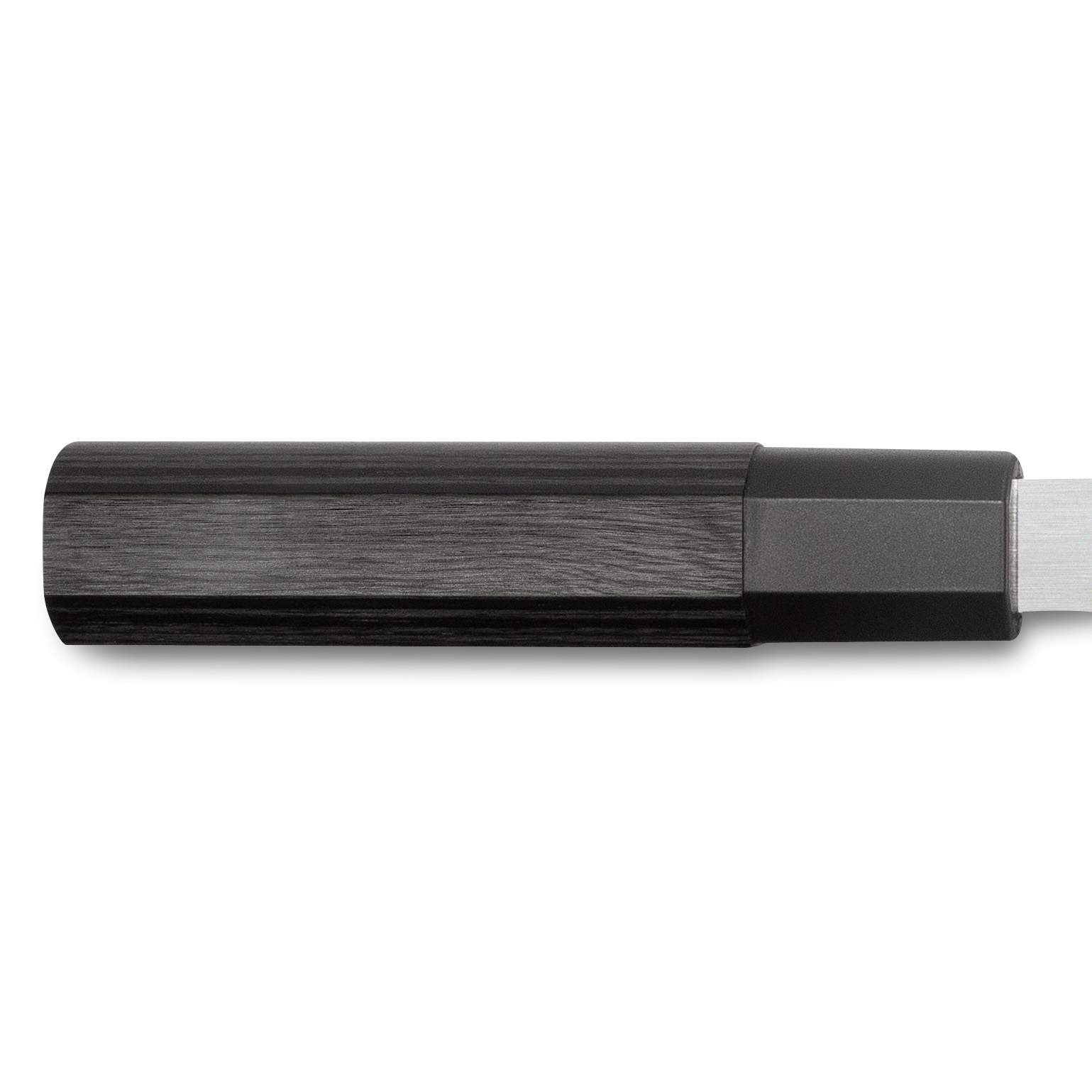 Nahaufnahme eines schwarzen Stifts. Der Stift hat einen strukturierten Griff und eine silberne Feder. Der Hintergrund ist weiß.