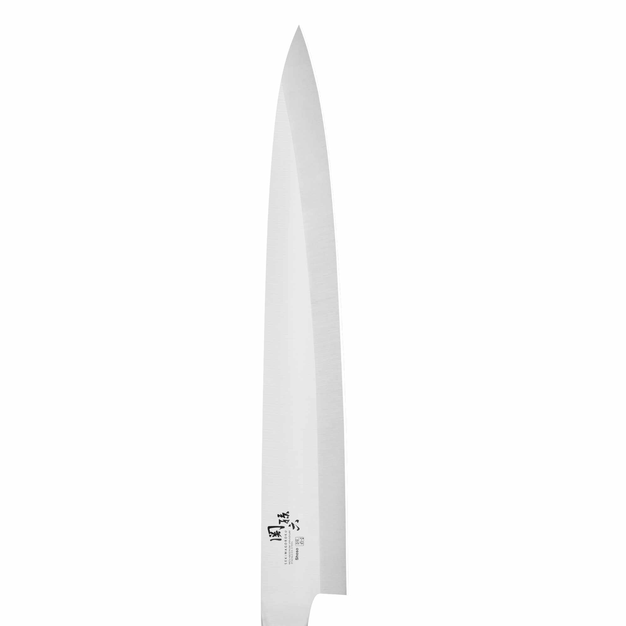 Nahaufnahme eines scharfen, silbernen japanischen Küchenmessers. Die Klinge ist lang, spitz und vor weißem Hintergrund.
