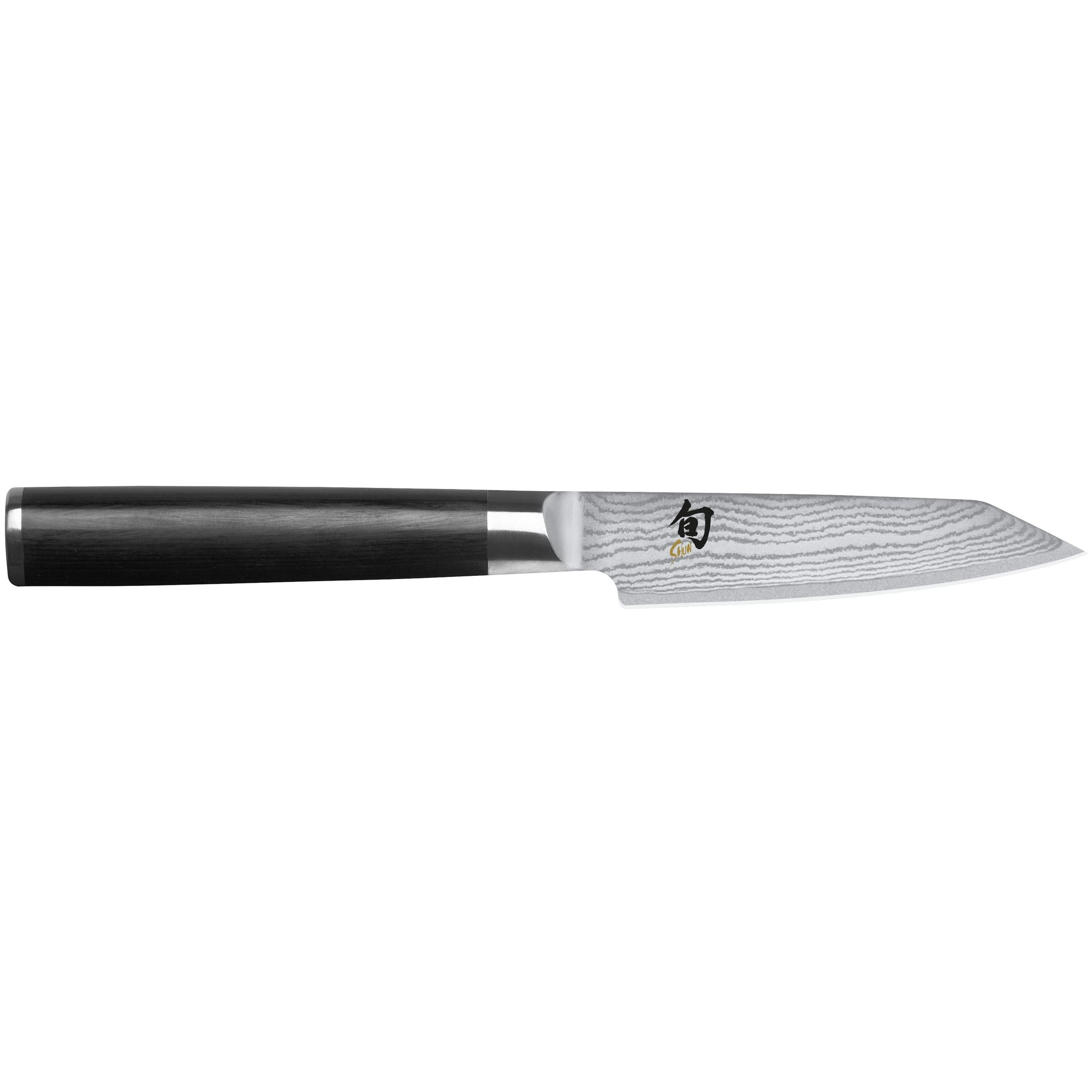 Ein Shun-Küchenmesser auf weißem Hintergrund. Es hat einen schwarzen Griff und eine gemusterte silberne Klinge.