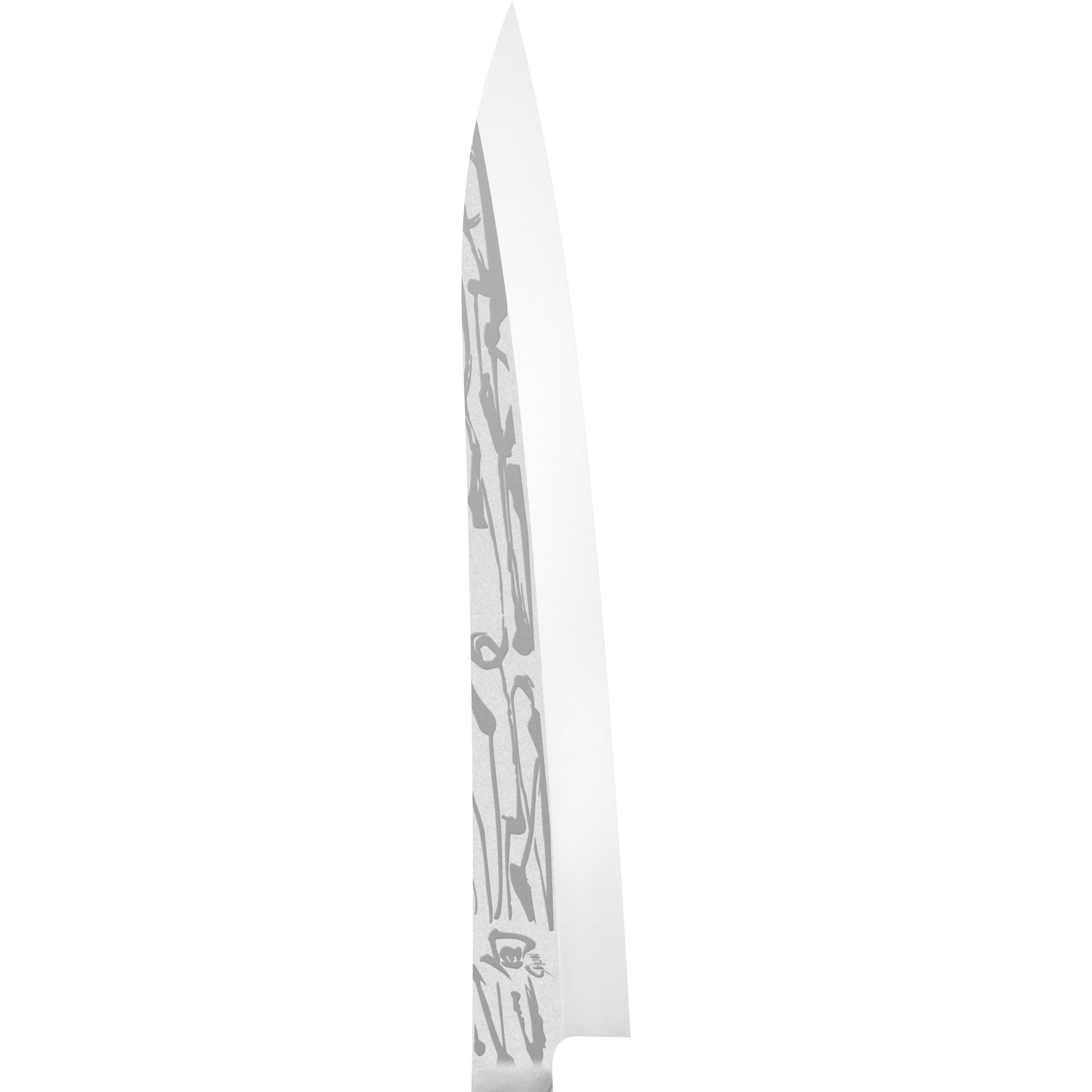 Eine scharfe, silberne Messerklinge vor weißem Hintergrund. Dekorative Markierungen auf der Klingenoberfläche.