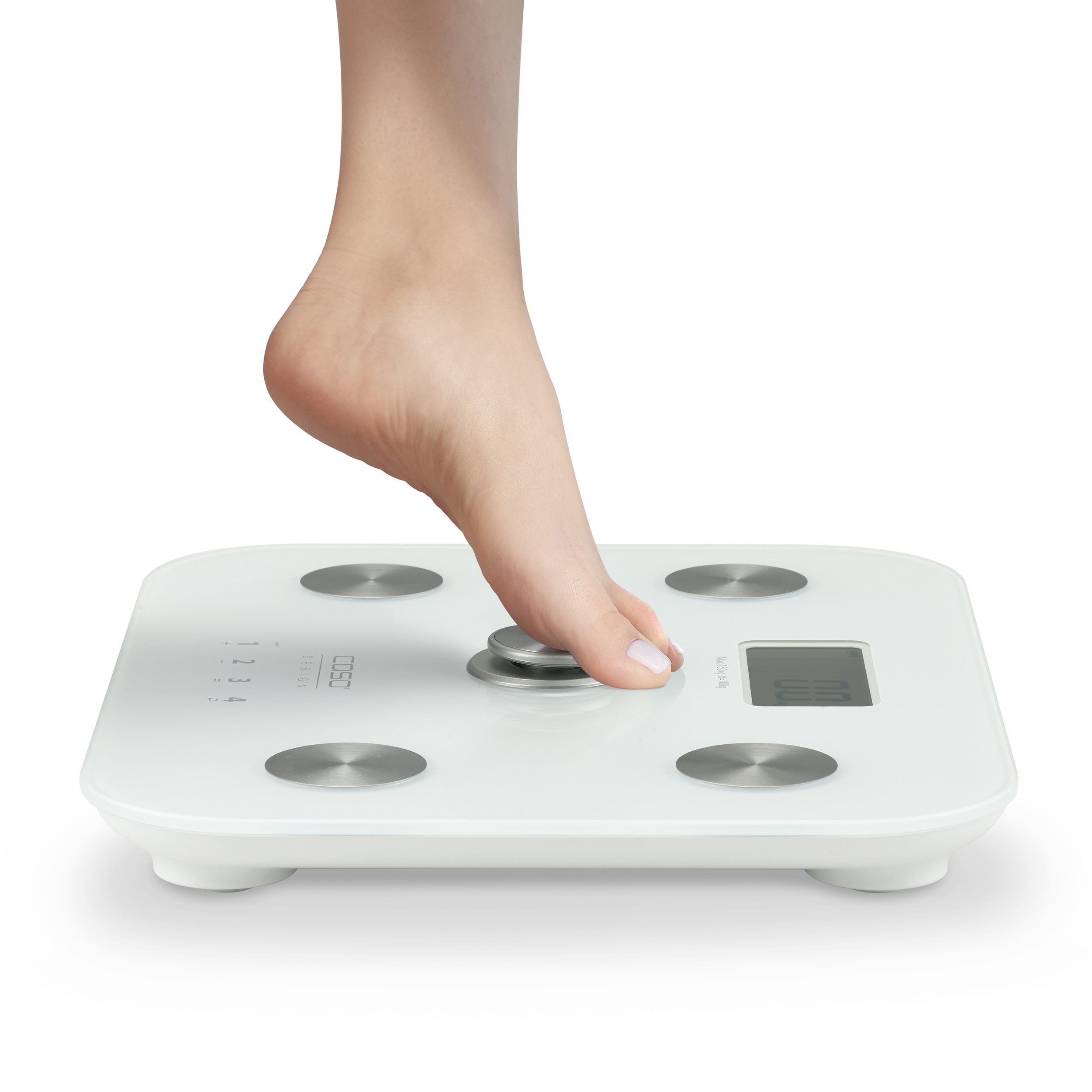 Ein Fuß betritt eine weiße Digitalwaage. Die Waage zeigt ein Gewicht an und hat silberne runde Pads.