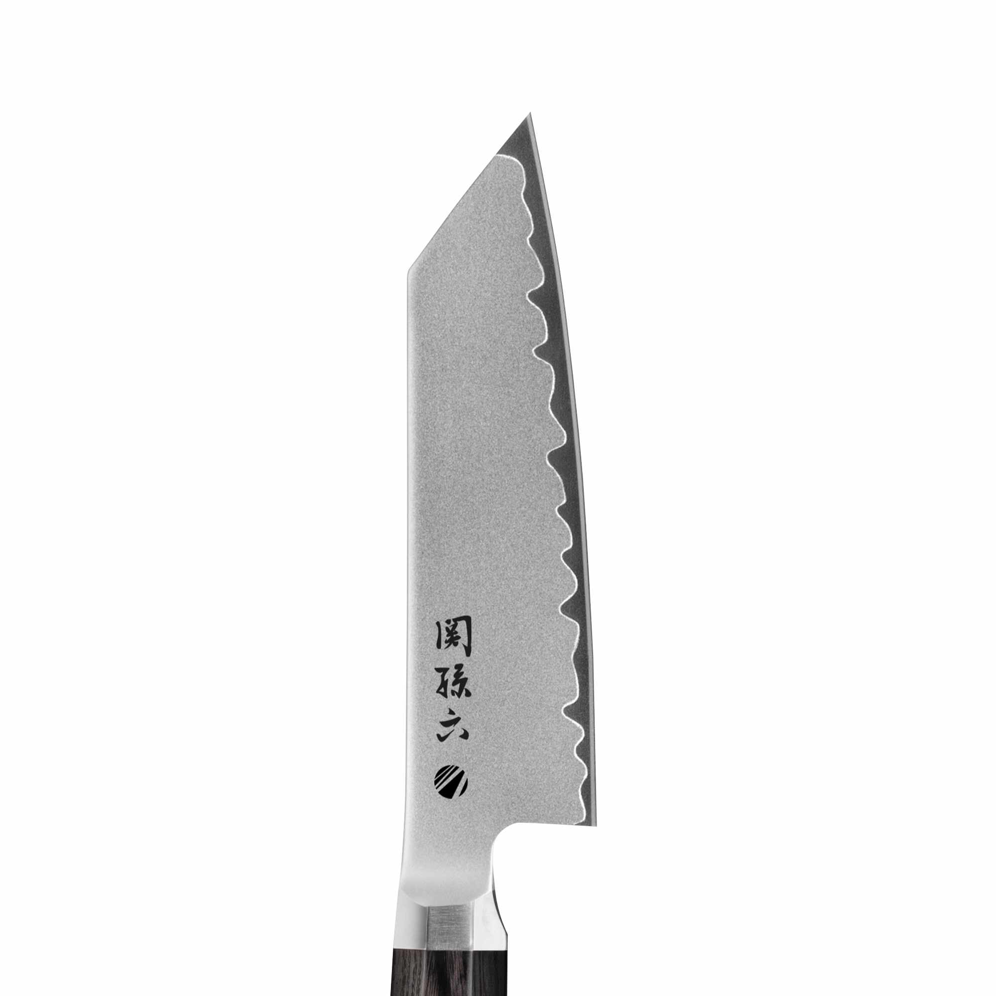Nahaufnahme eines japanischen Küchenmessers mit gezahnter Kante und schwarzem Holzgriff. Die Klinge hat Text.