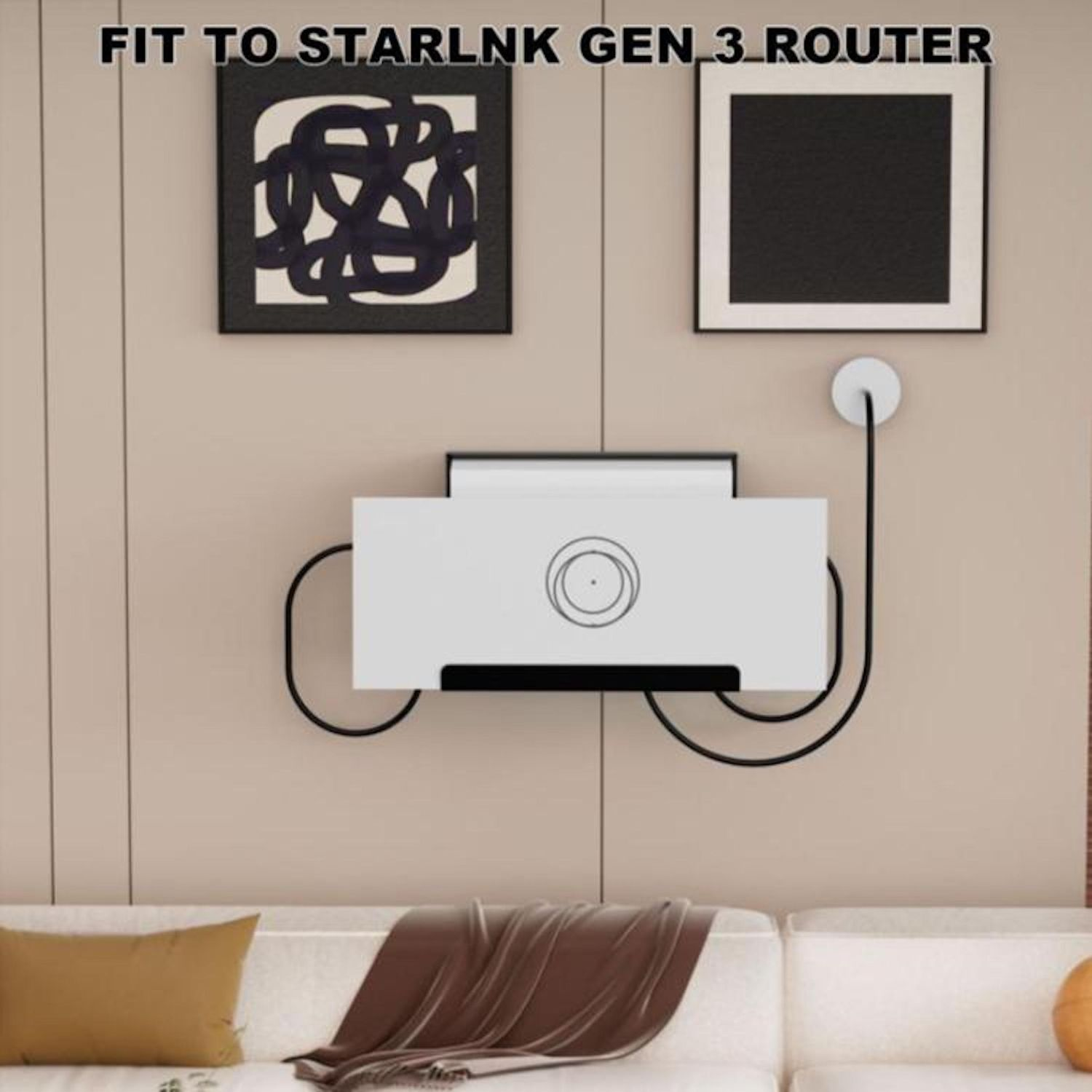 Ein weißer Router ist an einer Wand mit zwei gerahmten Kunstwerken montiert. Im Vordergrund befindet sich ein Sofa mit Kissen und einer Decke.