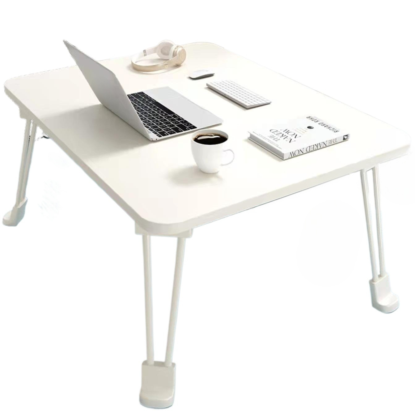 Ein weißer, zusammenklappbarer Tisch mit Laptop, Kopfhörern, Kaffeetasse, Buch, Maus und Tastatur.