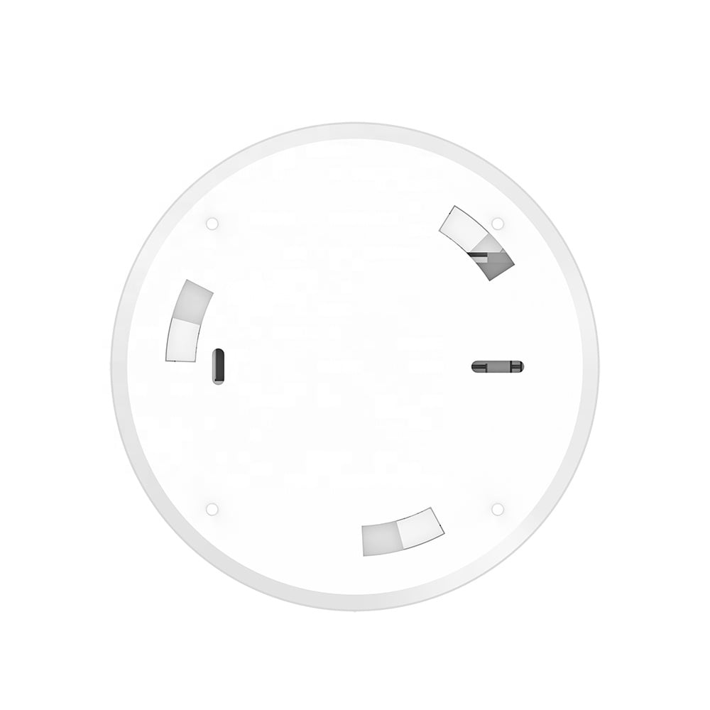 Ein weißes, kreisförmiges Gerät, möglicherweise ein Rauchmelder, mit drei eingelassenen Abschnitten und kleinen Öffnungen. Das Gerät hat ein schlichtes, minimalistisches Design.