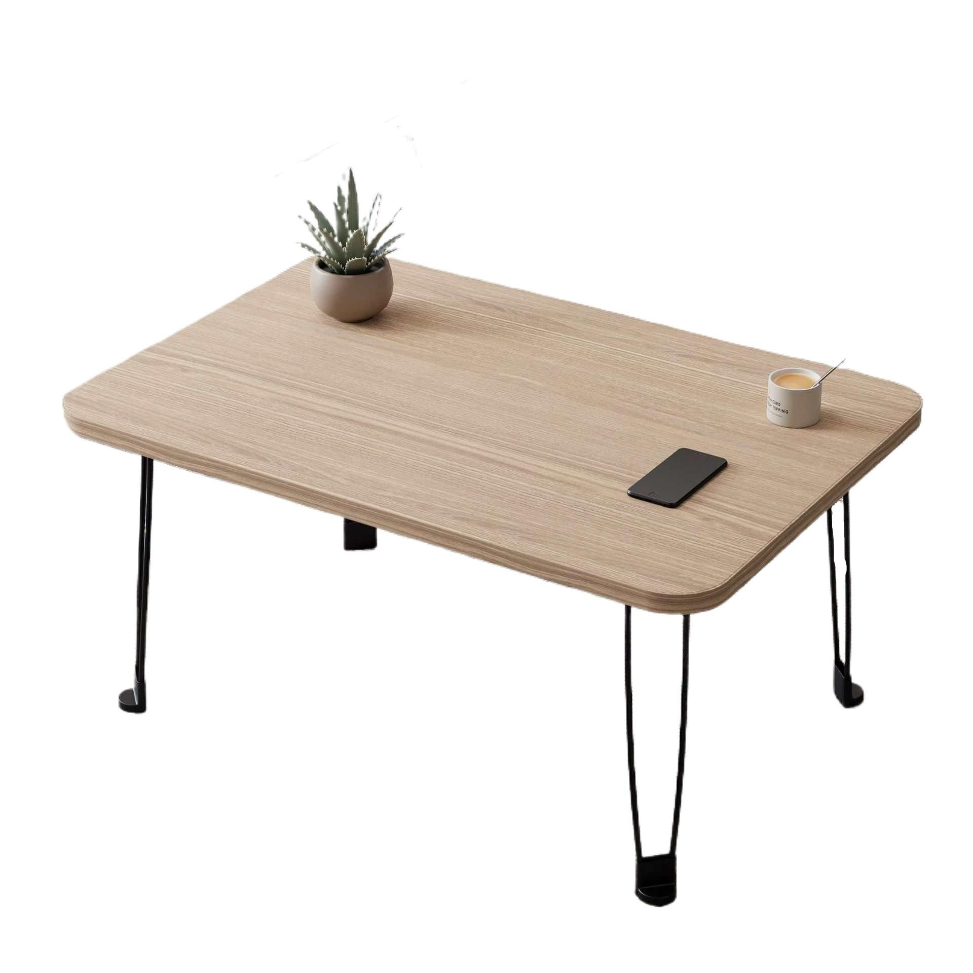Ein Holztisch mit schwarzen Beinen hat eine kleine Pflanze, ein Telefon und eine Kaffeetasse. Weißer Hintergrund.