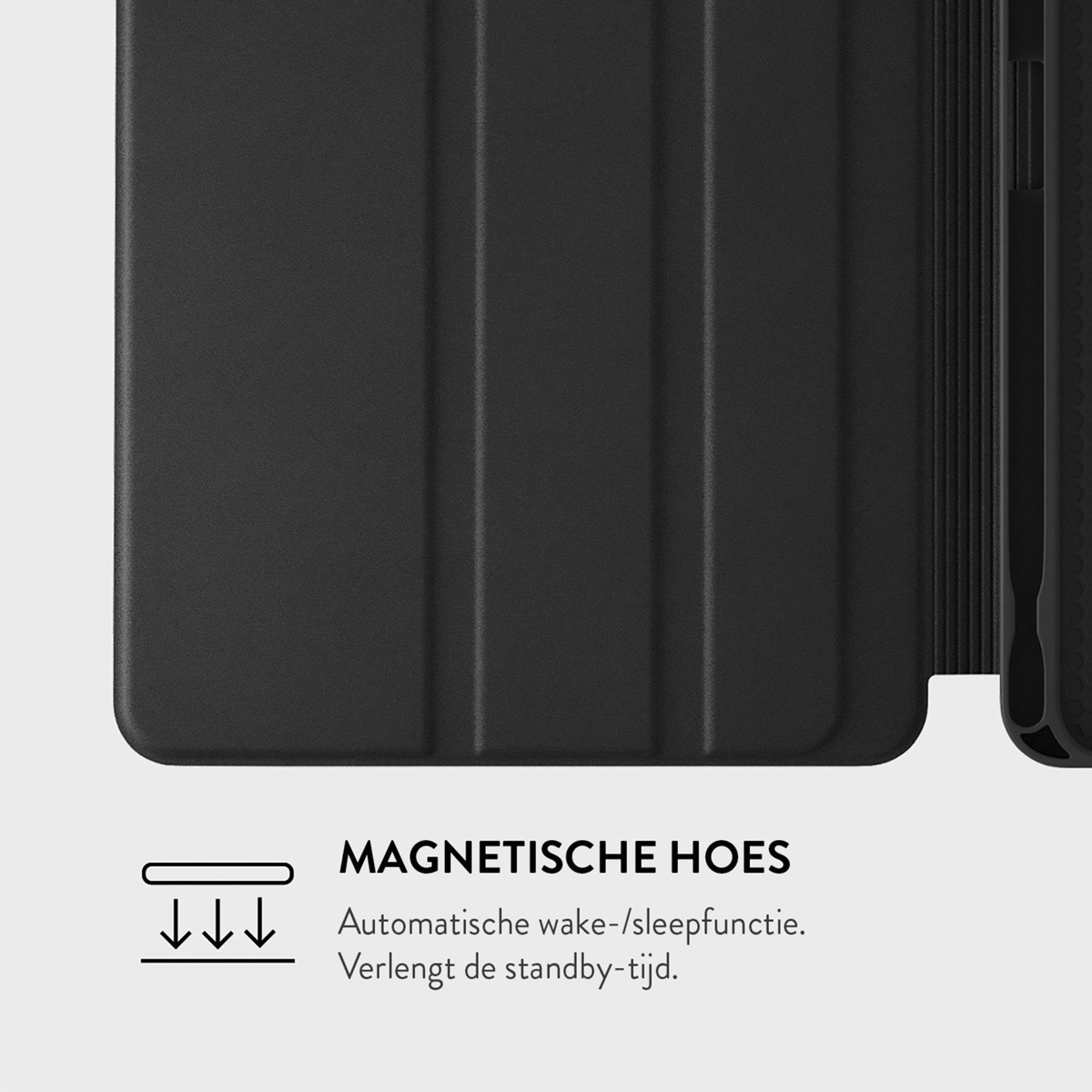 Gros plan sur un étui de tablette noir avec des lignes verticales. Le texte indique 'MAGNETISCHE HOES', et l'icône montre des flèches.