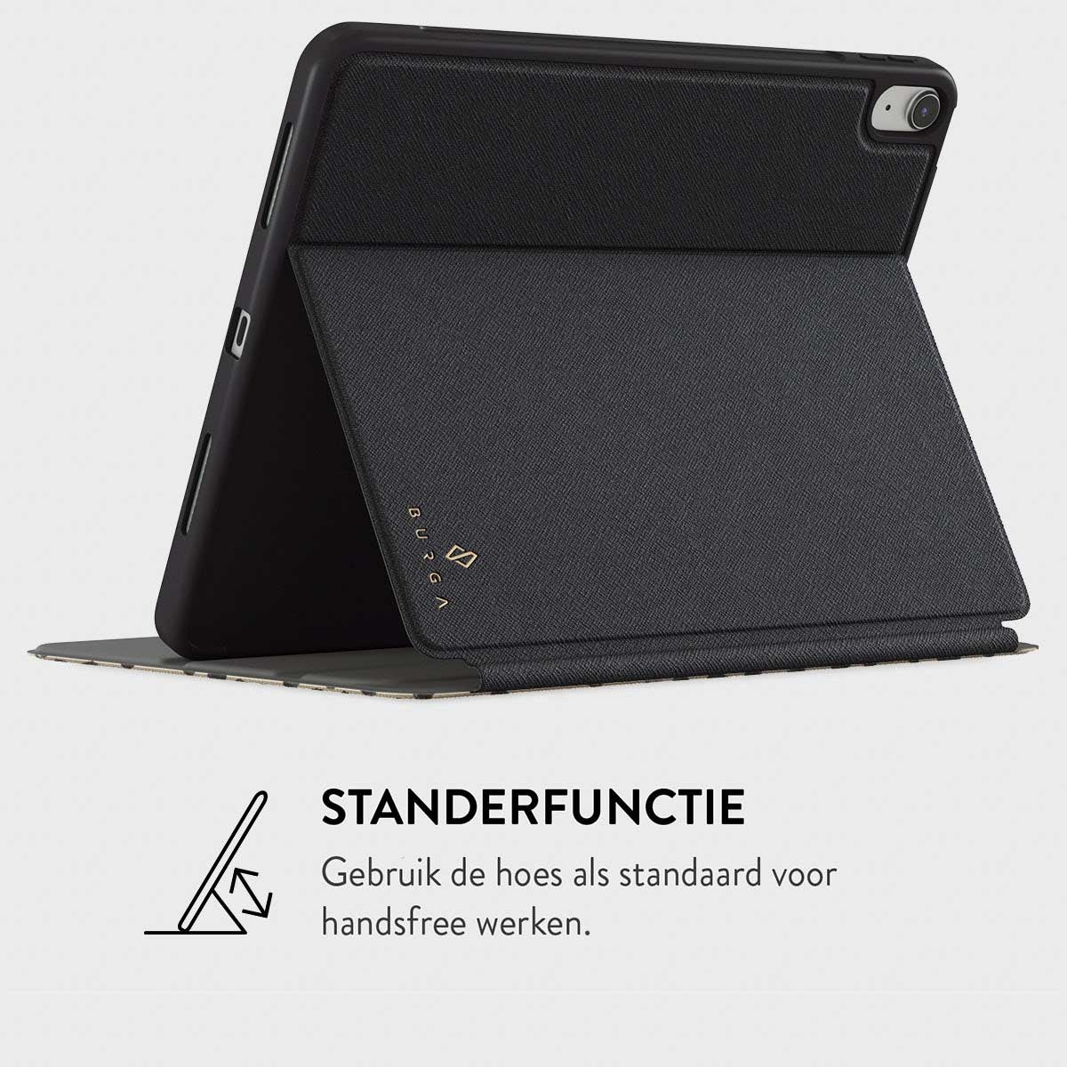 Zwarte tablethoes met standfunctie. De hoes is open, met de tablet erin. Het merklogo is zichtbaar.
