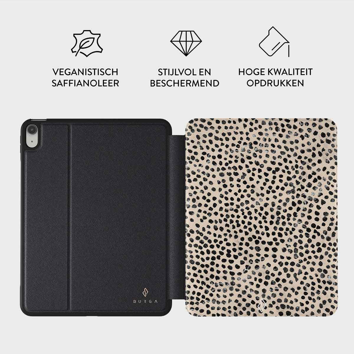Een iPad-hoesje, links zwart, rechts luipaardprint. Tekst omvat 'Veganistisch leer', 'Stijlvol en beschermend' en 'Hoge kwaliteit'.