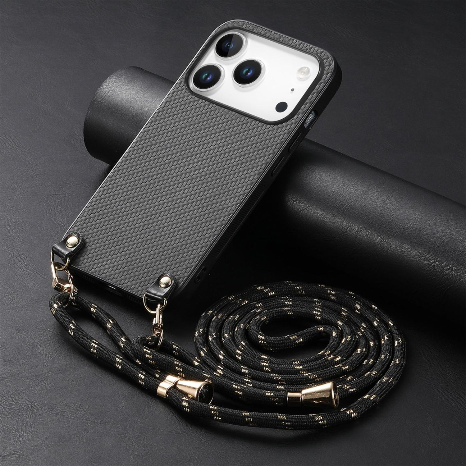 Schwarze Handyhülle mit Umhängeband. Das Telefon hat drei Kameras. Das Umhängeband ist schwarz und gold. Der Hintergrund ist schwarz.