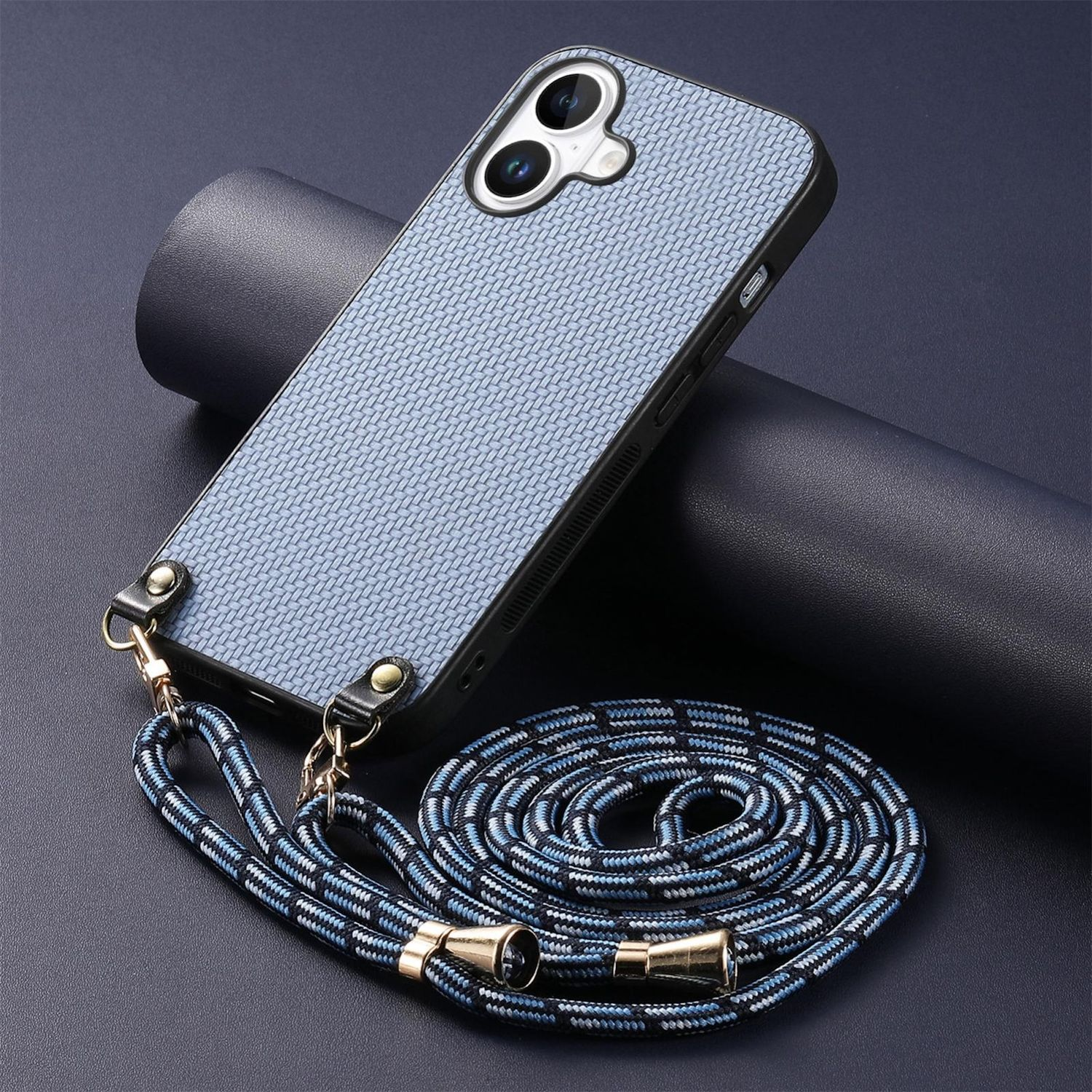Blaue Handyhülle mit Gurt, aufgerolltem Kabel und goldenen Akzenten. Hülle mit Webmuster, Telefon mit Dual-Kamera. Dunkler Hintergrund.