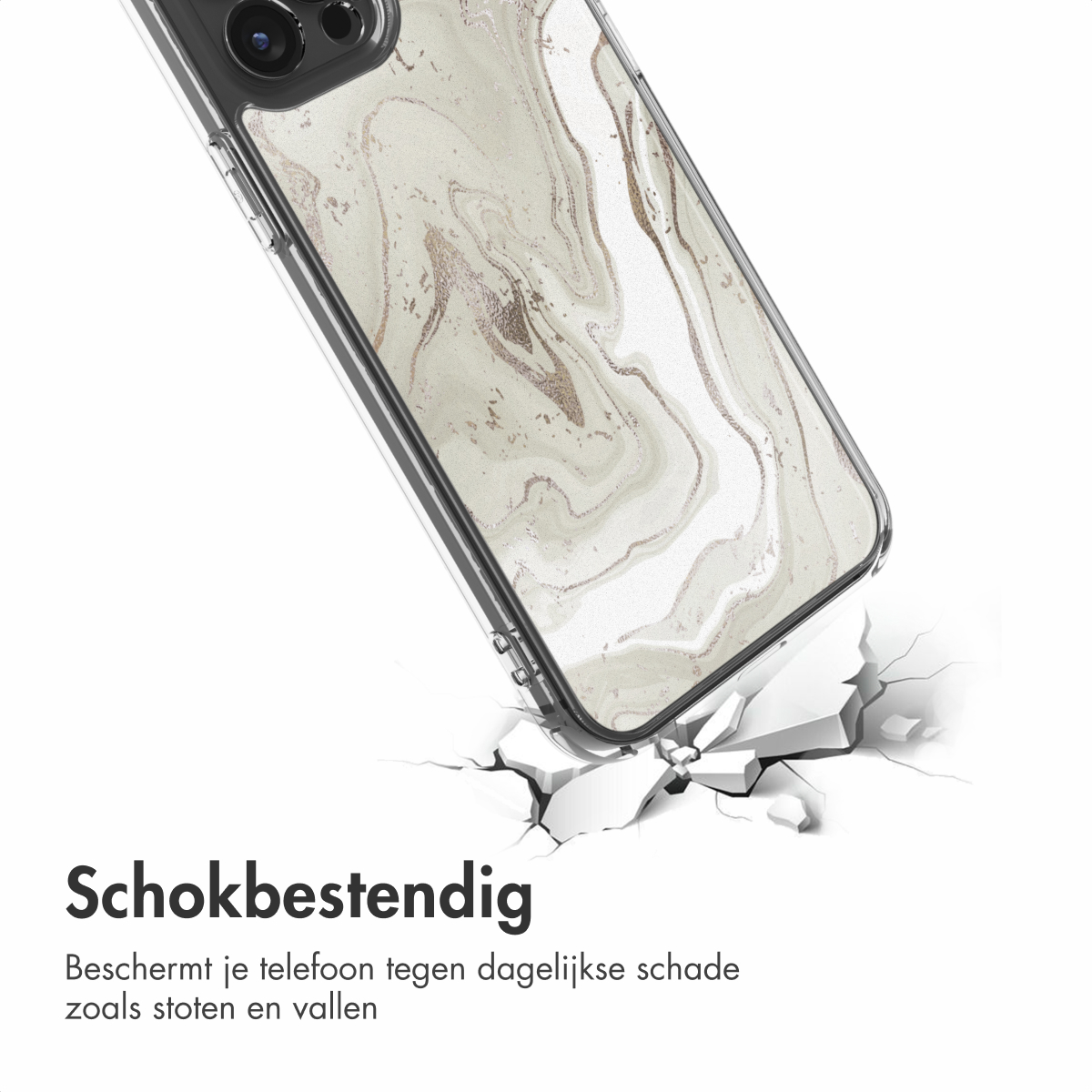 Une coque de téléphone avec un motif marbré, posée sur une surface fissurée. La coque est transparente avec un motif gris et doré.